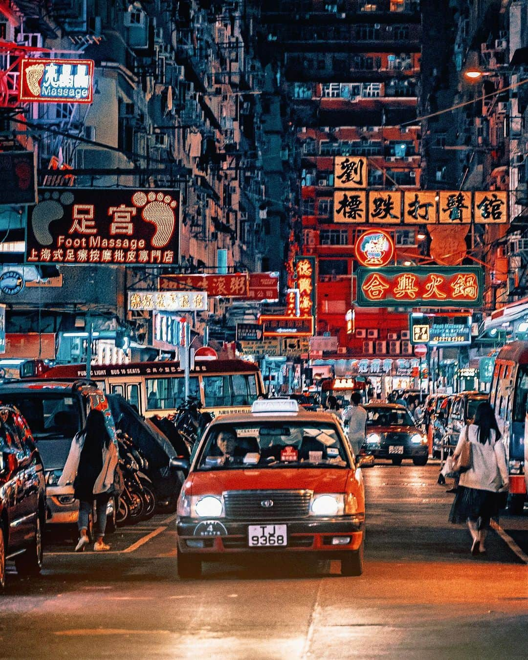 HAYAMI HANNAH ハナさん ど田舎のインスタグラム：「. TAXI 的士🚘🇭🇰 Yau Ma Tei 油麻地 How is your CNY Holiday?  ネオンに埋まる 香港が大好き❤です！ タクシー！ いつもありがとうございます。 感謝　ハナ  ⁣ .⁣ .⁣ .⁣ .⁣ .⁣ #hayamihannah #citykillerz #streets_vision5k #citygrammers #moodygrams #hypebeast #streetphotography #agameoftones #artofvisuals #ig_underdogz #ig_mood #heatercentral #theimaged #thelensbible #streetdreamsmag  #一瞬のときめきを永遠に #photographyy #photographers #cityview #citystreets #urbanandstreet #way2ill #streetshared #gramvisions #hypefeet #picsofhk #discoverhongkong #awesomehongkong #hongkongexplore  #streetphotography #streetclassics」