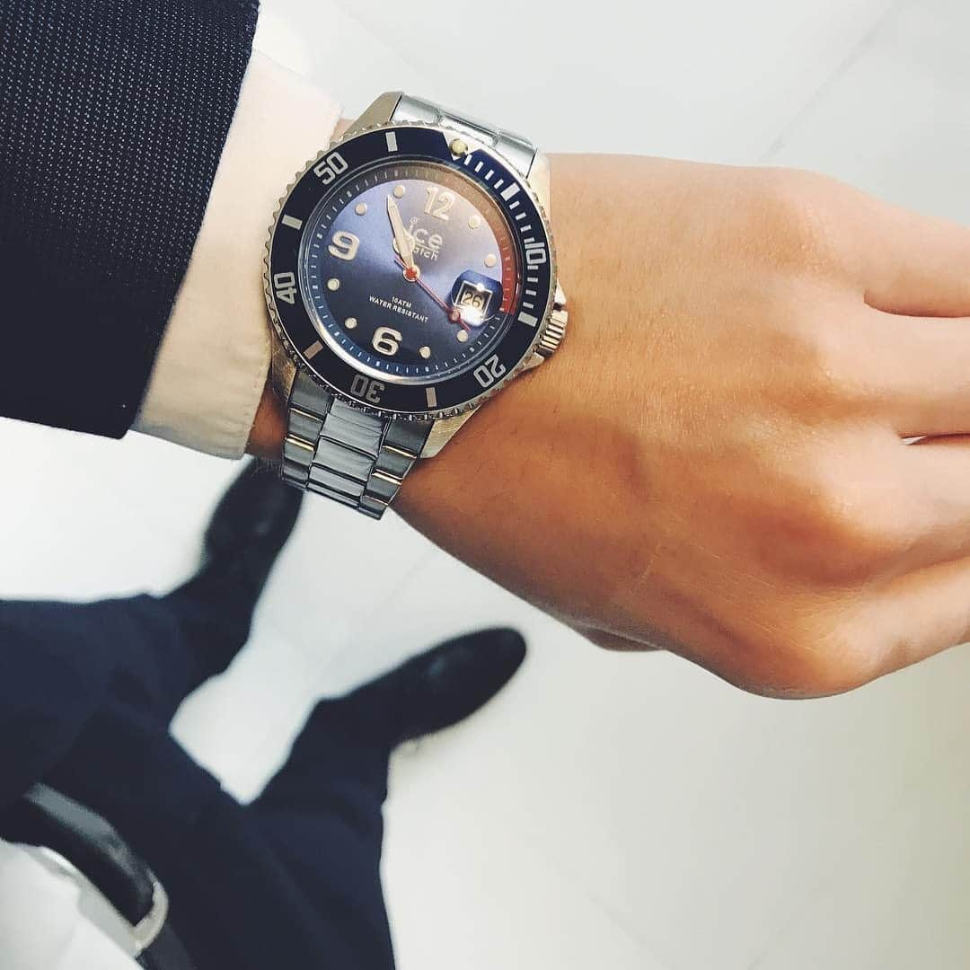 アイスウォッチのインスタグラム：「The perfect basic to accessorise your business or more casual outfits! 😎 (📸 @daniel_onyszko) #icewatch #changeyoucan #icesteel #steel #men #watch #style #robust #ootd #black #blue #casual #business」