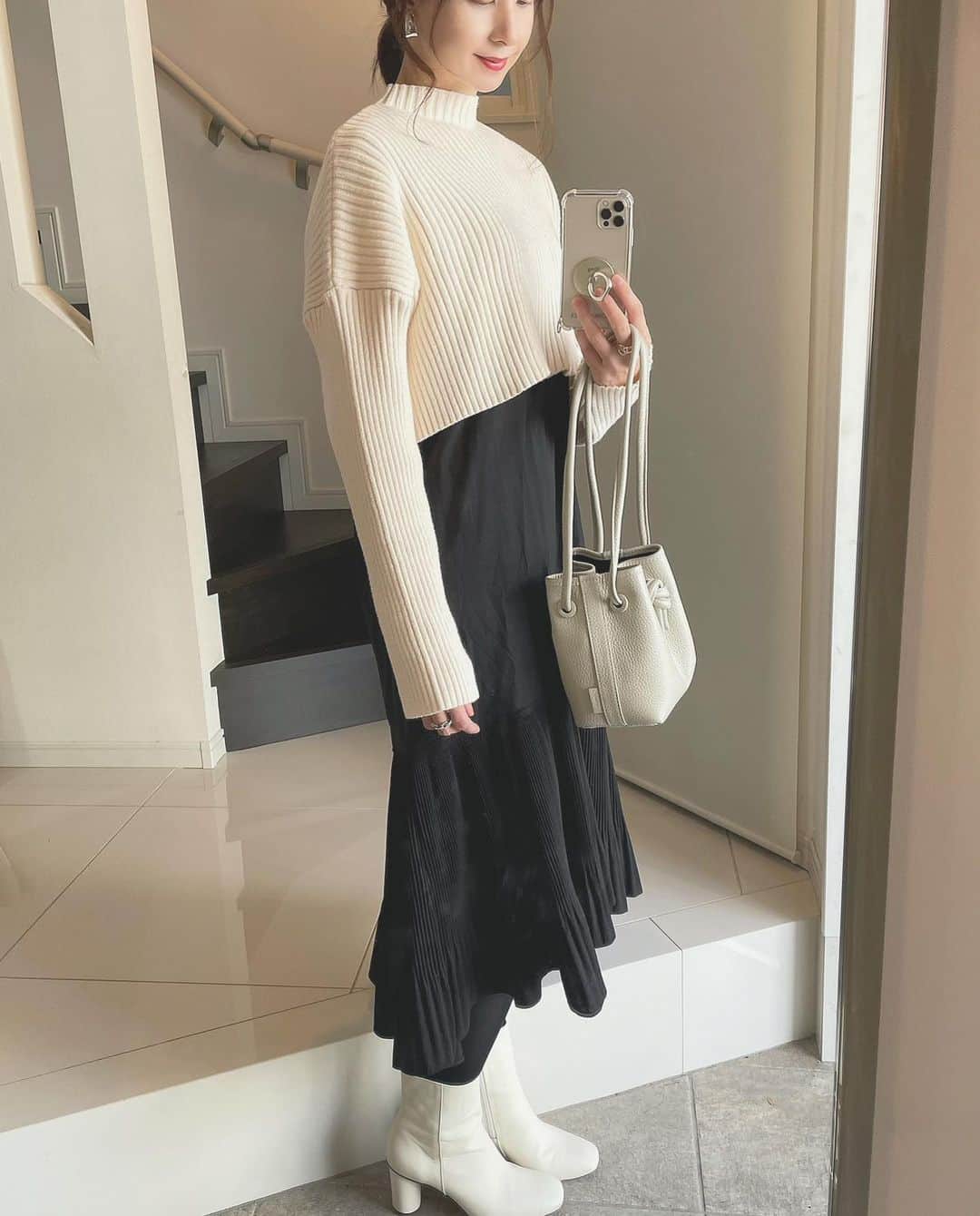 乙黒えりのインスタグラム：「@zara のショートニットを ワンピの上に着てみた  シャツに重ねたり ロンTに重ねたり 色々使えるショート丈ニット  #ザラ#ZARA#ママコーデ#ワンピース#モノトーンコーデ」