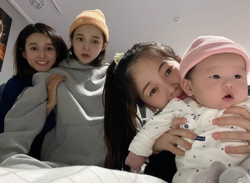 ナム・ボラのインスタグラム：「아가가 둘인데 누군지 맞춰보세요!ㅋㅋㅋ」
