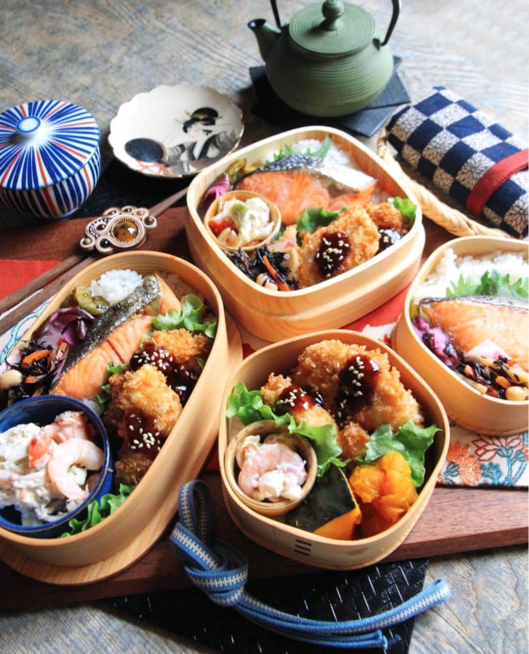 Sayaka.Mさんのインスタグラム写真 - (Sayaka.MInstagram)「. Today’s lunch  #japanesefood  Have a great day 💗 . . 今日は3人前だよー お弁当箱の形が3種類だから、それぞれ詰め方が違うね👍 . 鮭も焼いたのに、鶏肉でチキンカツまで入れたんで普段のうちのお弁当よりヘビーになったかも😂✨ . 2段のとか、正方形とか、楕円とか . 最近体力ないから、漢方はじめてみました 効果どうなるだろー . . 掲載商品は#楽天roomに載せてます  プロフィール下のリンクより . =============== 私のお弁当の記録は My lunch records. 我的便当记录 제 도시락의 기록 ↓↓↓ #sayaka弁当 =============== . #札幌ママ #お弁当 #お弁当作り楽しもう部 #お弁当おかず #わっぱ弁当 #北海道グルメ #北海道 #札幌 #昼ごはん #ひるごはん #和食 #橋本忍 #器 #器好き #器のある暮らし #器好きな人と繋がりたい #和食ごはん #和食献立 #和食 #和食弁当 #札幌観光大使 #テーブルコーディネート #テーブルコーデ #オベンタグラム #タベリー #フーディーテーブル#お弁当の詰め方 #新春ほろ酔いキャンペーン」2月16日 19時40分 - insta.sayaka