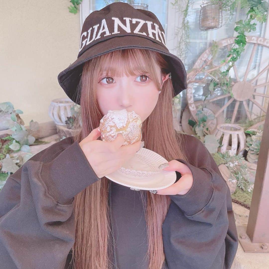 田口未彩のインスタグラム：「❤︎  もぐみぃちゃん  #ブラックコーデ　#パーカー　#パーカーコーデ　#バケットハット #バケットハットコーデ　#バケットハット女子　#パーカー女子 #ストレートヘア　#ヘアアレンジ　#ロングヘア　#冬メイク　#毎日メイク　#ストリートコーデ　#カジュアル　#カジュアル女子」