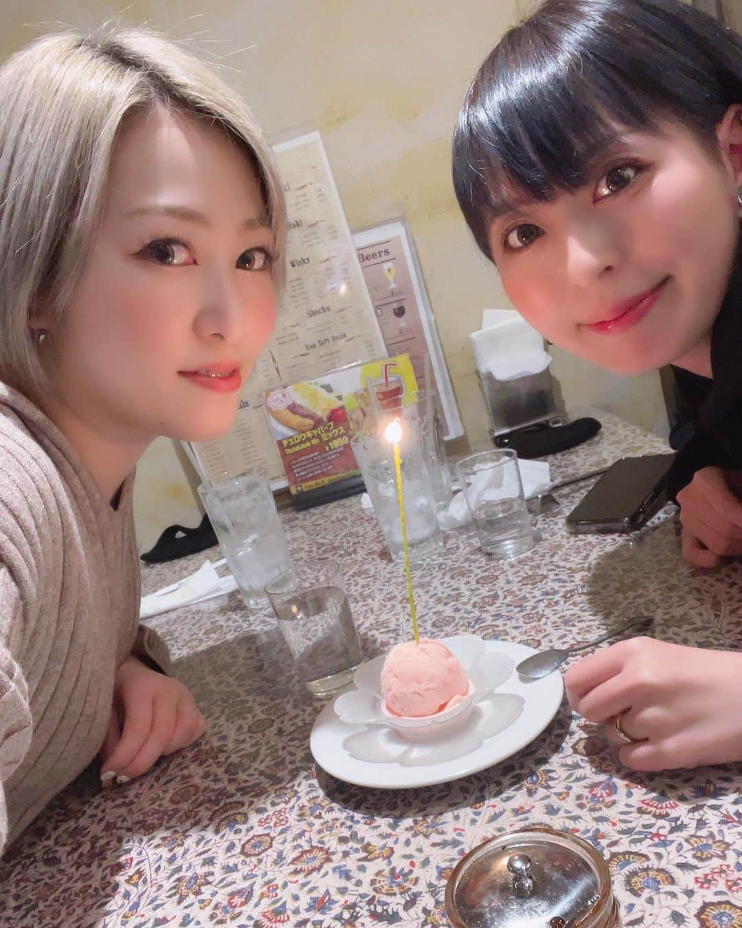 西城凛のインスタグラム：「大好きなまりなちゃんのbirthday🎊 . イランペルシャ料理が食べたいとのことだったのでお祝いしてきた〜！ . 味は美味しくて、食べると口は美味しい！って分かるのにどんな味付けなのか脳が理解しきれなくて？？？？ってなってたw 脳みその処理が追いつかないというのか？ 大体のものは食べたら「これにはこの材料とか入ってるね！」って分かるのになんにもさっぱり分からないから脳みそショートしたのか？w . 何はともあれ異国の味しゅごかった！ (お腹ぺこぺこすぎて写真撮ろうと思った時には完食してましたw) . . . #西城凛 #有栖麻理奈 #birthday #誕生日会 #イランペルシャ料理 #ペルシャ料理 #美味しかった😋 #happybirthday #麻雀 #女流雀士 #麻雀プロ」