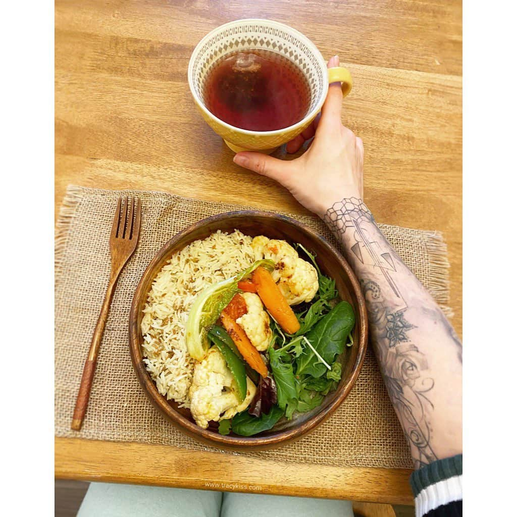 トレーシー・キスさんのインスタグラム写真 - (トレーシー・キスInstagram)「Here I’ve rustled up a 10min bowl of cumin rice, salad leaves and pan fried cauliflower, carrot and green pepper. At the age of 5yrs I became the first vegetarian in the history of my family (meat-loving Hungarians) after always protesting that I didn’t like meat and dairy. At first my parents thought that I was just a fussy eater that would turn my nose up at anything that wasn’t fruit or vegetables but it turns out that I have a dairy intolerance which I believe may have been from birth hence why I cried and protested over being fed dairy. I only drank water and never had junk food because my parents grew their own crops - for me, my ideal meal is a crispy fresh bowl of raw vegetables and a little spice or seasoning. As an adult I became vegan after hardly ever having dairy - I’ve never had yogurt or a milkshake before and never ate fish or eggs by themselves unless it was mixed into a bottle of sauce or ice cream as a child without knowing. I believe we should listen more intently to our bodies and recognise how the food that we eat truly makes us feel. Do you get an instant energy rush but then crash? Does it leave you craving something else? Are you still hungry? Do you feel bloated and tired? Start picking up on the signals your digestive system gives you, keeping a food diary and noting the way that food affects you physically and emotionally. Raised on home grown fruit and vegetables in the countryside I just cannot feel content on highly processed or poor quality convenience foods - for that I am extremely thankful. We are what we eat 🙏🏼 #vegan #veganjourney #veganism #govegan #veganlife」2月16日 19時32分 - tracykissdotcom