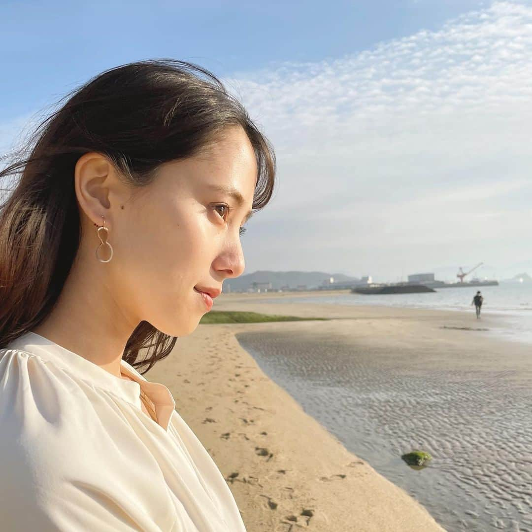 奥村真友里さんのインスタグラム写真 - (奥村真友里Instagram)「気候変動や地球温暖化は 他人事ではないし未来の話でもなく 今現在起こっていること。 しっかりと当事者意識を持って みんなそれぞれ自分達の出来ることを 精一杯やって次の世代に綺麗な地球を 受け渡していきたいね🌏✨  まずは「知る」ことが大事🙆‍♀️  🐠ノータッチサンゴマナーとは🐠 産卵後、サンゴの赤ちゃんは石や岩に着床して育ちます。そんな目には見えないサンゴの赤ちゃんを守るため宮古島ではノータッチサンゴマナーをお願いしています。  🏝ノータッチサンゴマナー🏝 ●立たない ●歩かない ●蹴らない ●触れない ●餌付け禁止  @sdgs_miyakojima_okinawa  こちらのアカウントのフォローもよろしくお願いします☺️  引き続きいいね&コメントで 応援よろしくお願い致します！  @narrow_official   #ノータッチサンゴマナー #notouchcoral  #宮古島 #miyakojima   #海#sea#環境問題」2月16日 19時34分 - mayuri_okumura