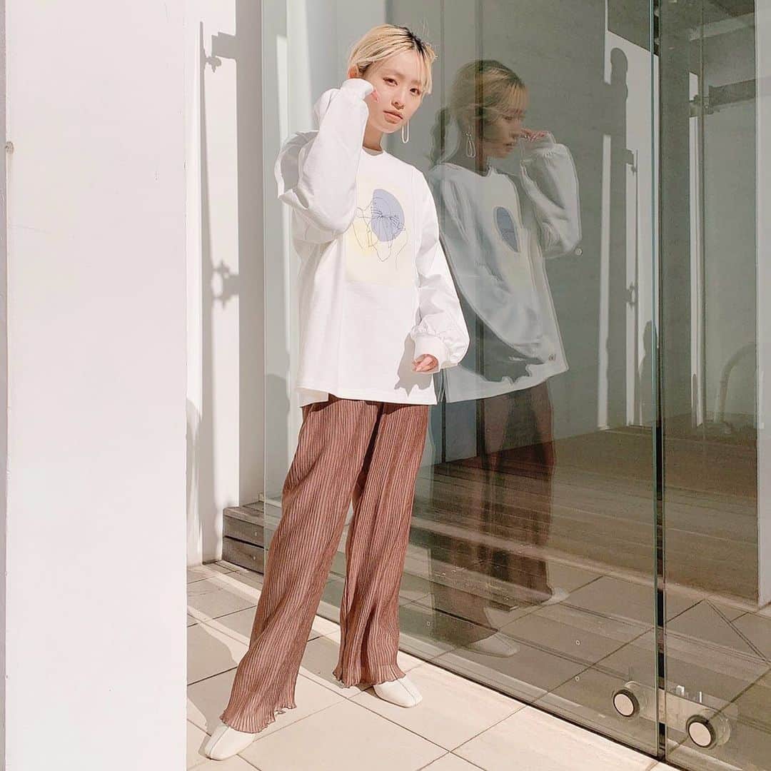 Vannie Officialのインスタグラム：「☑︎02/17 12:00 発売開始！ 【シフォンプリーツパンツ】¥3,200+tax  イージーな履き心地なのにどこか漂うこなれ感…♡   《styling》 春らしいカラー展開と、柔らかい素材が魅力的のプリーツパンツ♪ 締め付けがなく履き心地も抜群なのに、スタイルアップも叶う贅沢な1枚◎ 春らしい柔らかなナチュラルとライトグリーン、スタイリングをばっちり締めてくれるブラウンと 思わず悩んじゃう間違いのないカラー展開です！   《detail》 プリーツの縦ラインとハイウエストで脚長効果要素たっぷりのディテール♪ 裾にメロウも施されており可愛らしさも忘れずに…♡ ウエストは全てゴムで履きやすさも抜群です！ お家時間にも最適◎   《fabric》 さらっとしたお素材感なので夏まで着用OK! 裏地が全体的に付いており安心感のある仕様です◎ ※アイボリーは色味の強いインナーを着用すると透け感が出てしまう可能性がございます。  ※詳しいお手入れ方法は商品タグをご参照ください。   #vannie_u#ヴァニーユー #ZOZOでしか買えない⠀⠀   お問い合わせはDMまでご連絡ください☺︎」