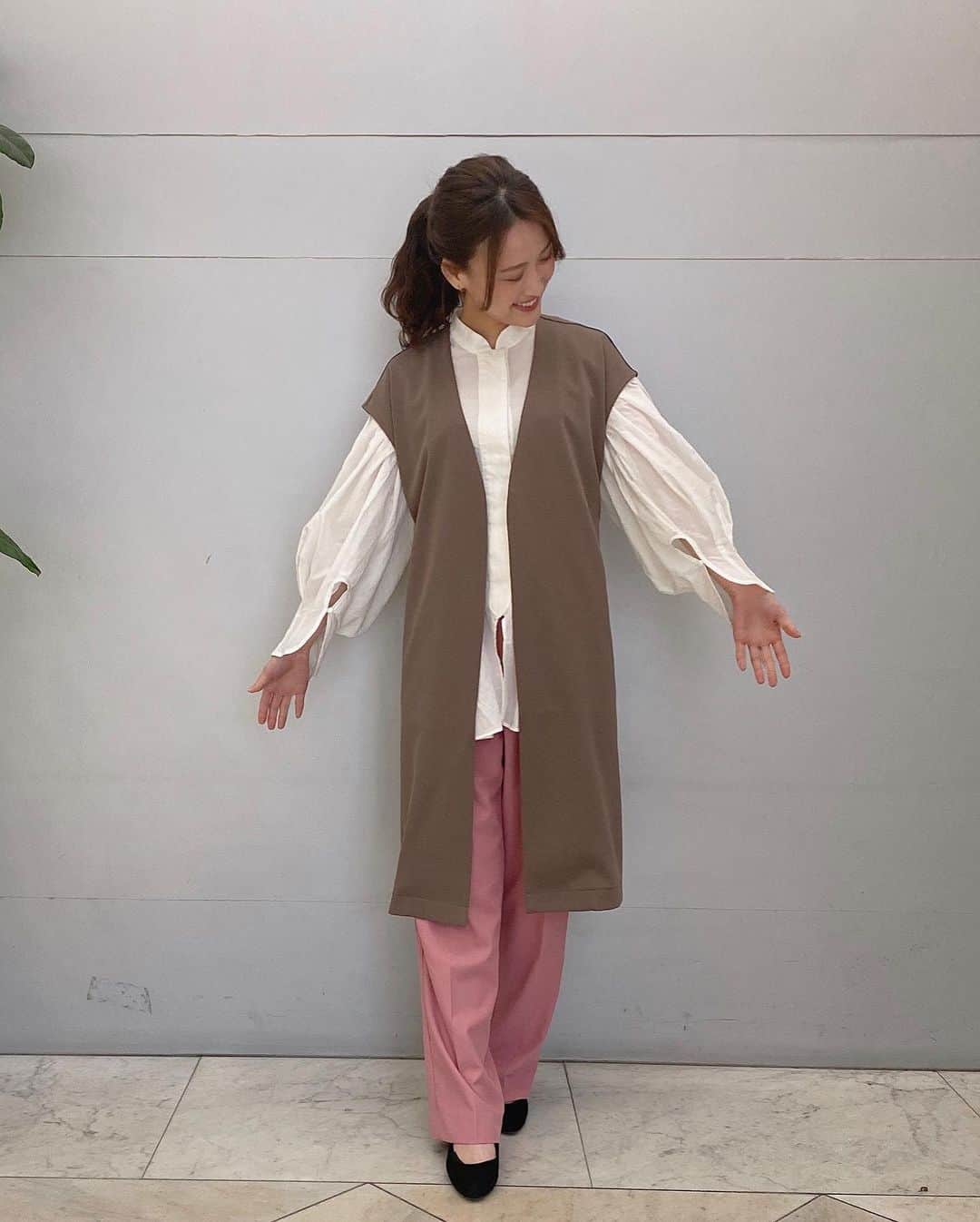 財津南美さんのインスタグラム写真 - (財津南美Instagram)「ㅤㅤㅤㅤㅤㅤㅤㅤㅤㅤㅤㅤㅤ 小学生のようなピース✌️笑ㅤㅤㅤㅤㅤㅤㅤㅤㅤㅤㅤㅤㅤㅤㅤㅤㅤㅤㅤㅤㅤㅤㅤㅤㅤㅤ  今日の衣装は 白のチャイナシャツに ピンクワイドパンツ、 ブラウンのベスト　でした⭐️ㅤㅤㅤㅤㅤㅤㅤㅤㅤㅤㅤㅤㅤㅤㅤㅤㅤㅤㅤㅤㅤㅤㅤㅤㅤㅤ　  皆さん、明日の寒さに備えましょうね🥶☃️🍃」2月16日 19時37分 - zaitsu_minami
