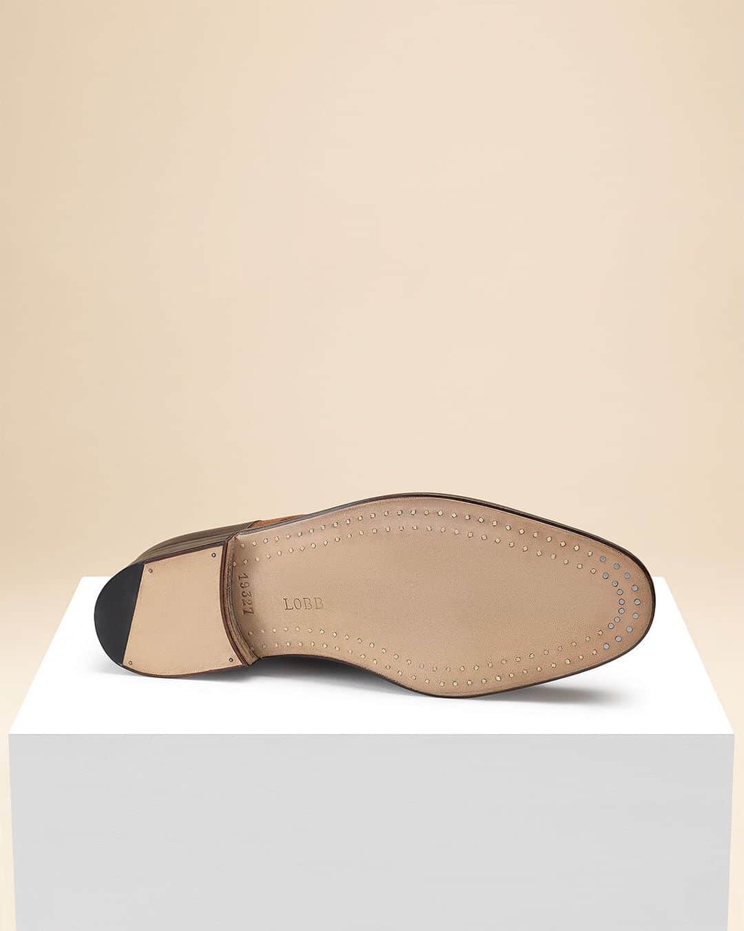 ジョンロブのインスタグラム：「Honouring time-tested bootmaking skills, the Parisian bespoke atelier brings the traditional pegged construction into modernity with the introduction of the bi-material masterpiece “Bottillon Adresse”. . #johnlobbbespoke #johnlobb」