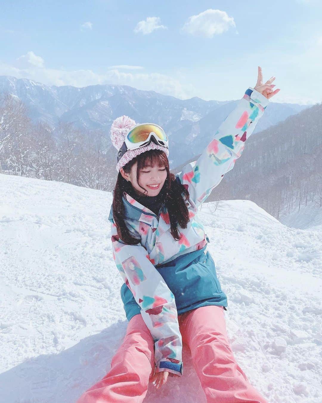 高橋みおのインスタグラム：「🤍﻿ ﻿ お天気に恵まれすぎて最高だったな〜 ❄️﻿  眩しすぎて目が開かなかった。笑  ﻿ ﻿ ﻿ ﻿ ﻿ ﻿」
