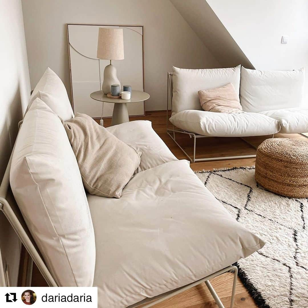 IKEA Austriaさんのインスタグラム写真 - (IKEA AustriaInstagram)「Das traumhafte Wohnzimmer von @dariadaria beweist, dass unsere HAVSTEN Serie auch indoor eine wahnsinnig gute Figur macht! 🛋️ #IKEAat #Regram   // HAVSTEN 2-er Sofa € 405,-  #IKEA #Havsten #Wohnzimmer #Livingroom #Couch #entspannen #Loungemöbel」2月17日 1時08分 - ikeaaustria