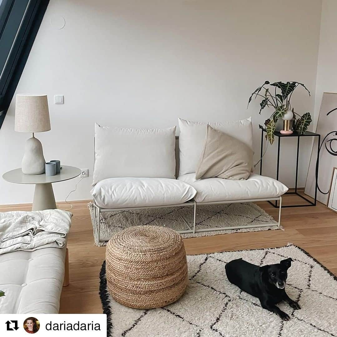 IKEA Austriaさんのインスタグラム写真 - (IKEA AustriaInstagram)「Das traumhafte Wohnzimmer von @dariadaria beweist, dass unsere HAVSTEN Serie auch indoor eine wahnsinnig gute Figur macht! 🛋️ #IKEAat #Regram   // HAVSTEN 2-er Sofa € 405,-  #IKEA #Havsten #Wohnzimmer #Livingroom #Couch #entspannen #Loungemöbel」2月17日 1時08分 - ikeaaustria