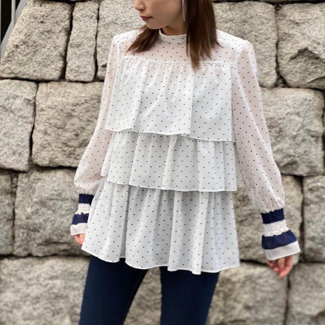 BORDERS at BALCONYのインスタグラム：「公式オンラインストアでは本日から2021Spring & Summerの発売が開始に💛💛💛⁠⁠ ⁠⁠ さっそく、春を感じる柔らかいブラウスをスタッフが着用してみました！⁠⁠ ⁠⁠ だんだんと日差しがぽかぽかと感じられるこの頃、春の準備をわくわくと楽しんでいただきたい1枚。⁠⁠ 今シーズン新顔のドット×ビッグボーダーのブラウスはダイナミックなティアードデザインに、袖のカフスがモードで甘いスタイル。⁠⁠ ⁠⁠ 程よく透ける素材にのぞく肌色が、春めく気持ちを高めてくれます。⁠⁠ 冷え込む時間はライナー付きのコートで調節を。⁠⁠ ティアードデザインのレイヤードでもスッキリと収まるのはスタンドカラーでかっこよく仕上げたから。⁠⁠ スキニーパンツでトップを主役にしても、裾をインしてボーイフレンドデニムをと合わせても◎⁠⁠ 色々なスタイリングを楽しんでくださいね！！！⁠⁠  Hello everyone!! Official online store released 2021 Spring & Summer collection!  Our staff already tries on this soft blouse✨  We hope you enjoy this blouse in this coming spring warm season✨  This is a bland new item for 2021SS!   Dot pattern X large  border pattern Dynamic tiered design X lovely cuffs design   This transparent material shows your skin color and it gives you warm spring mood🌸  Stand up collar makes this look clean and chic.  You can enjoy with skinny denim, or put blouse into boyfriend denim👍  Enjoy your own styling with this lovely blouse🧡  ⁠⁠ ⁠⁠ model⁠⁠ misaki :162cm⁠⁠ size : 36⁠⁠ ⁠⁠ ⁠⁠ #bordersatbalcony #ボーダーズアットバルコニー #ボーダーズ #BORDERS #柴田陽子 #yokoshibata⁠⁠ #新商品発売 #productlaunch #comingsoon#newproductalert #新商品」