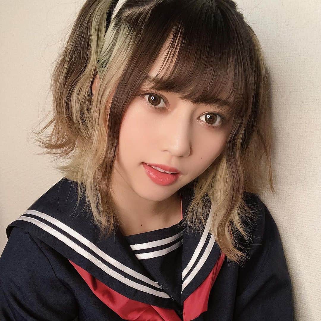 西山野園美のインスタグラム：「〜過去の髪色紹介〜  これはグリーンが色落ちしたやつです。 治安が悪そうな学生を演じています。  めっちゃコロナ禍で半端なく気が滅入って何もする気になれなかった時に一生懸命自我を取り戻そうと頑張ったやつです。  しばらく美容院行ってないから髪の毛伸び伸びだった！  #インナーカラー #コスプレ #cosplay #hair #uniform #greenhair」