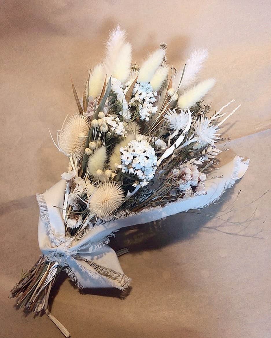 のインスタグラム：「.｡.:*♡  お部屋のドライフラワーを新調💐  白ベースでめちゃくちゃ可愛い❤︎  ドライフラワーって可愛くて いろんなところに飾りたくなる🤭  .」