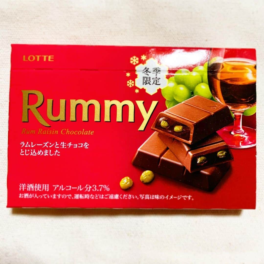 木部さんのインスタグラム：「アダチ！二日遅れのバレンタイン♪﻿ ﻿ ﻿ ﻿ ありがとうな。 ﻿ ﻿ ﻿ ﻿ #チョコレート#ありがとう #ロッテ #ラミー #冬季限定 #干からびたぶどう🍇 #chocolate #thankyou #lotte #rummy ﻿#yummy😋」