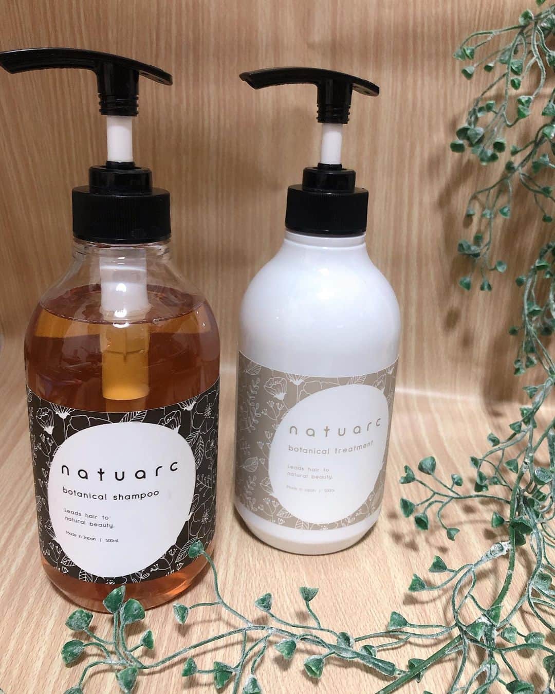 lily112988さんのインスタグラム写真 - (lily112988Instagram)「: #haircare . . 毎日使うから ちゃんとこだわって決めたよ✌️  @natuarc  ︎︎︎︎☑︎ NATUARC (ナチュアーク)  子供達と一緒に使いたいなぁ🤔💭💭 と思って オーガニックシャンプーを 色々試したんだけど…  洗浄力が足りなくて臭ったり (特に新陳代謝の良い子供達👧) 泡立ちが悪くて たくさん使うことになったり (コスパ悪いw)  結果行き着いたのが #natuarc なんだけど🚿 赤ちゃんでも使える アミノ酸系洗浄成分の きめ細かい泡で しっかり毛穴汚れを落としてくれるの！  香りでごまかすんじゃなくて しっかり洗えてる！って 子供達の頭を クンクンして実感したよ🤣  Amazonで買えるので 重い買い物をしなくていいのも嬉しい💛 . . . #ナチュアーク #ボタニカル #オーガニック #保湿 #ノンシリコン #サラサラ髪 #アロマ #シャンプー #トリートメント #ヘアケア #オーガニックコスメ #オーガニックコスメ好きな人と繋がりたい #アミノ酸系シャンプー #アミノ酸系洗浄成分 #アミノ酸系ノンシリコンシャンプー #子供も使える #子供も使えるシャンプー #家族で使える #家族で使えるシャンプー #女の子ママ #男の子ママ #姉弟ママ #無添加シャンプー #PR」2月16日 19時41分 - lily112988