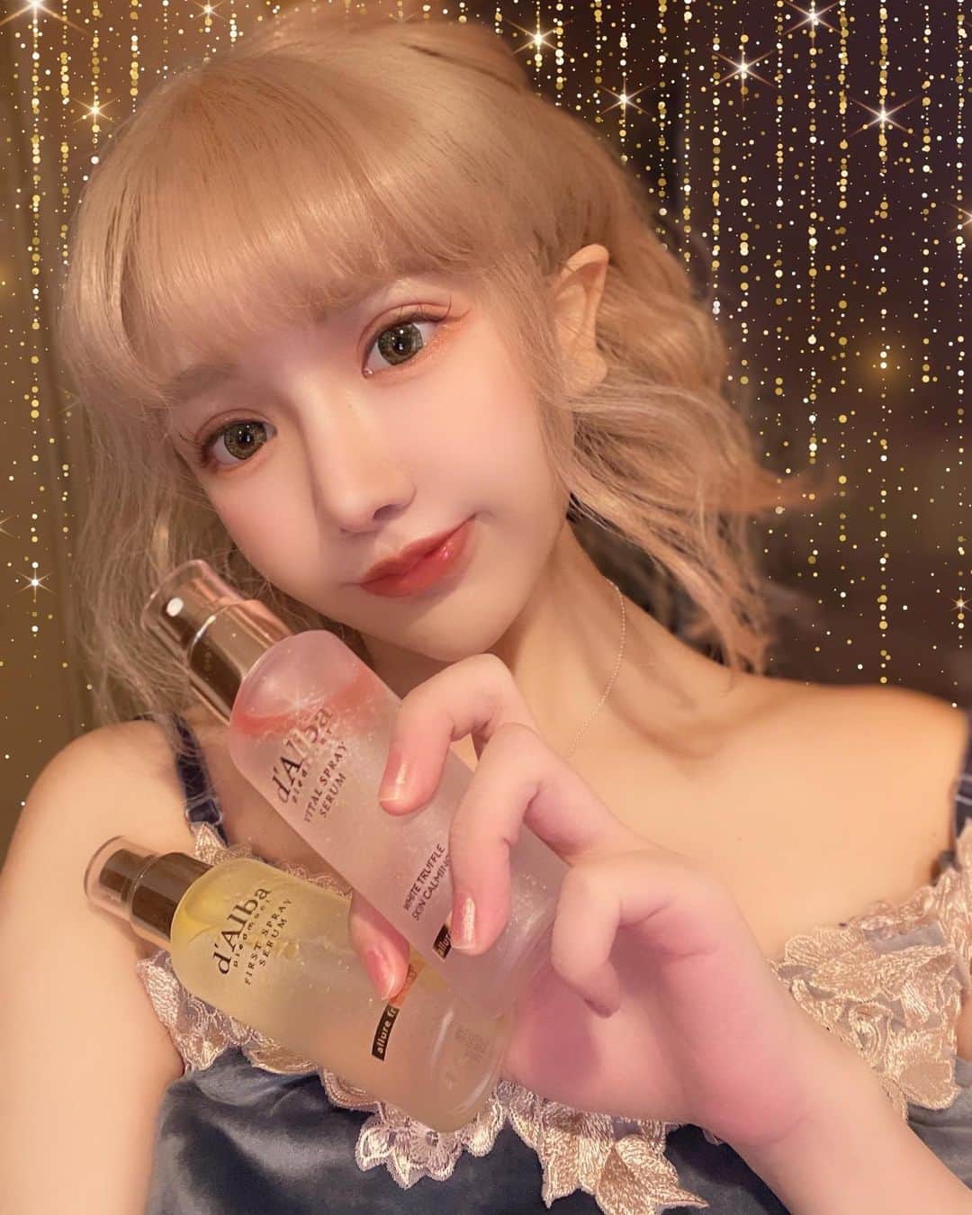 のインスタグラム：「・ 前のセラム使いきったから、今回は水光肌になるためにお肌トラブル対策や鎮静に特化しているバイタルスプレーセラムのセットに変えてみたよ✨  @dalba_japan   スプレータイプだから、肌にかける時ちょー軽く感じるのに、保湿力が高め🤗  💛黄色はホワイトトリュフファーストスプレーセラム  保湿＋弾力＋ツヤ肌  ツヤ肌を表現したいときにご使用をおすすめ✨  💖ピンクはお肌の赤みや鎮静に特化しているバイタルスプレーセラム  敏感肌でも安心して使える成分で、 鎮静＋保湿＋弾力＋活力ケア  お肌の赤みや、マスク荒れが気になるときにはおすすめ✨  くまはどっちも好きだけど、お肌のコンディションに合わせて、交代で使うよん😺  保湿力が強いから、メイク前のスキンケアでも、メイク後にかけても、メイク崩れ心配なし💄✨  Qoo10、楽天の公式サイトで購入できるから、気になる人ぜひチェックしてみてね〜✨  #qoo10#コスメ#コスメレビュー#ツヤ肌#韓国コスメ#韓国コスメレビュー#スキンケア #セルフケア#美肌ケア#水光肌#毛穴ケア#保湿ケア#低刺激 #基礎化粧品 #保湿 #鎮静#ダルバ #ダルバミスト#ツヤ肌セラム#鎮静セラム」