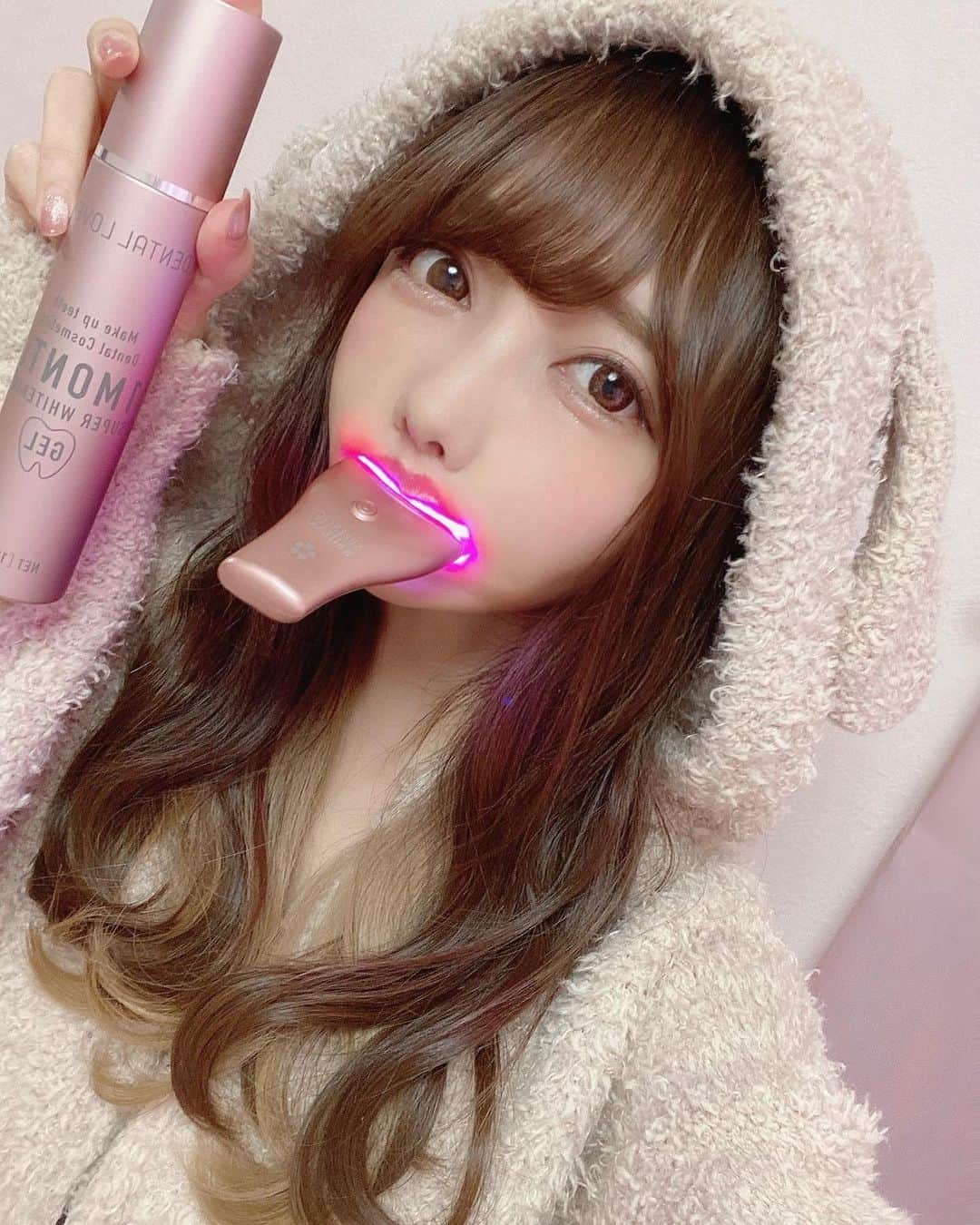 遠藤 玲奈 /endo renaのインスタグラム：「こんばんは🐕火曜日も終わるなぁ YouTuberラファエルさん監修家庭用ホワイトニング🦷 . 専用のスーパーホワイトニングゲルを塗って 10〜15分あむって咥えるだけで お家でもしっかりケアできちゃう🐾 . デザインもピンクで可愛い☻ ●4種のLEDを同時照射 ●毎分2万回以上の高周波振動付きです💭✨ . @dentallover_jp @dentallover_ebisu @raphaelangel8183 #デンタルラバー#スーパーホワイトLV#superwhitelv#ラファエル#セルフホワイトニング#ホワイトニング #ホワイトニング専門店#whitening #波ウェーブ #グレージュカラー #ジェラートピケ #gelatopique」
