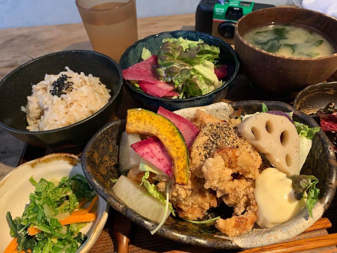 沢村りさのインスタグラム：「#まりも飯﻿  ﻿ #中崎町 にある #publickitchen ✨﻿ ﻿ りさは｢やわらか鶏モモ塩麹からあげ定食｣を食べました☺︎﻿ オリーブオイルで揚げていて、有機野菜をたっぷり使っている﻿ 小鉢が沢山なのでヘルシーかつとってもボリューミｨで﻿ めちゃお腹いっぱいになる、コスパ良き良き定食です🍽﻿ ﻿ お米も、もちもちしていて美味しかった…🥺﻿ ﻿ ﻿ ━━━━━━━━━﻿ ﻿ #リリバリ #Lilyofthevalley ﻿ #沢村りさ #まりも ﻿ #マリモロジー #jk #jk2 ﻿ #osaka #大阪 #nakazakityo﻿ #中崎町 #lunch #ランチ #定食﻿ #おすすめ #有機野菜」
