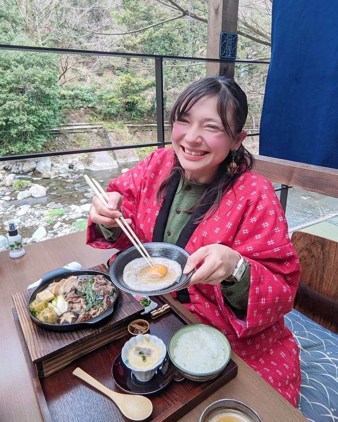 芳美リンさんのインスタグラム写真 - (芳美リンInstagram)「箱根、#牛なべ右近 にて﻿ 川床牛鍋ランチ❤﻿ ﻿ @gyunabe_ukon﻿ ﻿ こたつなのでぬくぬく♨﻿ ﻿ 川床、鍋、こたつ、はんてん、、﻿ ﻿ 嗚呼素晴らしきかな、日本文化。﻿ ﻿ 絶品の牛鍋は、﻿ 自家製自然薯と玉子につけて食べるのです。﻿ ﻿ 間違いないやーつー！﻿ ﻿ 旅先のちょっと贅沢ランチにぜひ♫﻿ ﻿ 余談ですが、入口でお姫様と言われて嬉しかった。（笑）﻿ ﻿ ﻿ #牛なべ右近 #箱根牛鍋 #川床 #箱根 #ランチ #箱根ランチ #箱根観光 #箱根グルメ #pr#箱根川床#こたつ﻿ #はんてん#hakonelunch#hakone#sukiyaki#japantrip﻿ #女子旅﻿ #lovetravelling #trip #travel #travelgram﻿」2月16日 19時50分 - lynn.lynn5