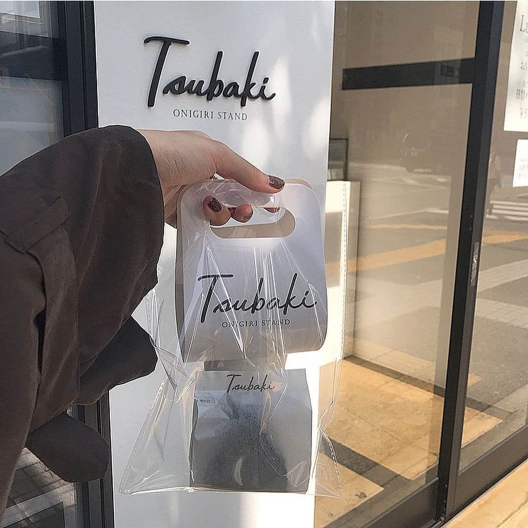 isutaさんのインスタグラム写真 - (isutaInstagram)「なにこのかわいいパッケージ⁉﻿ まったく新しいおにぎりのテイクアウト専門店﻿ ﻿ ﻿ こちらは、名古屋市中区・丸の内にある「Tsubaki ONIGIRI STAND（ツバキおにぎりスタンド）」。﻿ ﻿ ﻿ おにぎりのテイクアウト専門店で、素材そのものの味を活かしたこだわりのおにぎりがいただけます。﻿ ﻿ ﻿ 10:00～14：00まで、お好きなおにぎり2つと本日のスープ又は豚汁がセットになった、数量限定のランチセットも販売しているのだそう。﻿ ﻿ ﻿ 気になる方はぜひチェックしてみてください。﻿ ﻿ ﻿ photo by﻿ @tsubaki_on2019﻿ @mmm_x04﻿ @___b.l.a.n.c__﻿ @cheese____cream﻿ @maimon_a﻿ ﻿ ﻿ #isuta #イスタ #isutapic﻿ #isutacafe #カフェ巡り #おしゃれカフェ﻿ #cafestagram #カフェ #カフェ好き﻿ #お洒落な人と繋がりたい #テイクアウト﻿ #カフェ好きな人と繋がりたい #cafe﻿ #Tsubakionigiristand #ツバキオニギスタンド﻿ #おにぎり #おにぎり専門店 #テイクアウト専門店﻿ #専門店 #onigiri #🍙 #ランチ #丸の内ランチ﻿ #久屋大通ランチ #名古屋カフェ #名古屋ランチ﻿ #名古屋グルメ #久屋大通グルメ #豚汁」2月16日 19時50分 - isuta_jp