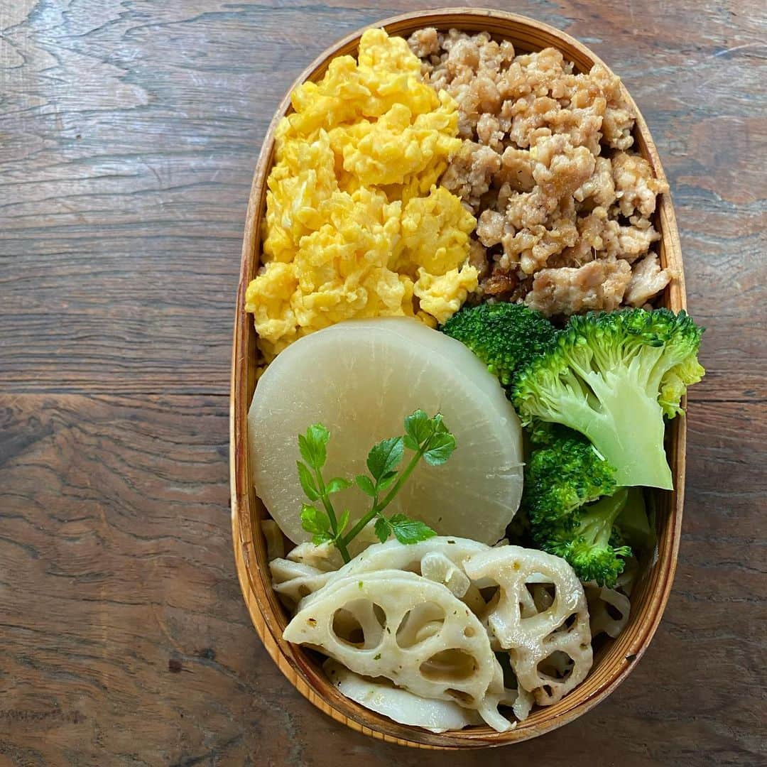 aomojiのインスタグラム：「今日のお弁当  鶏そぼろ 豆乳入りふわふわ炒り卵 大根煮 蓮根スパイス炒め ブロッコリーお浸し 玄米入りご飯  2021.2.16☁️雪  #お弁当#わっぱ弁当 #簡単弁当 #大人弁当#夫婦弁当#和弁当#日々の事#そぼろ弁当 #obento #foodstagram #foodporn #japanesefood #地震#震災思い出す #福島#life #aomojibento」