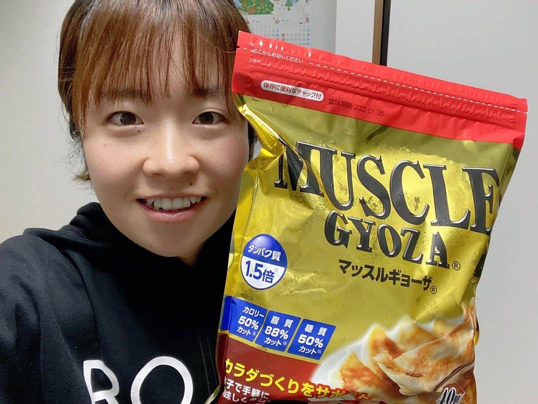 のインスタグラム：「マッスルギョーザ頂きました！ 糖質脂質オフですごく美味しかった🤤 私のおすすめは水餃子です✨ これでパワーアップ！！！笑  タンパク質1.5倍 カロリー•糖質50%オフ 脂質88%オフ 糖質制限、ダイエット中、そしてアスリートにも うってつけの商品なのではないでしょうか！？ 美味しく食べられて糖質等も抑えられるなんて嬉しいですね🤤  #マッスルギョーザ #ギョーザ #糖質制限 #糖質 #ダイエット #体づくり #餃子 #アスリート #女性アスリート #トレーニング #タンパク質 #脂質 #栄養 #ご飯 #食事 #美味しい #大容量 #マッスル #ハッスル #それおそ松さん #それにしても自撮りは好きではない」
