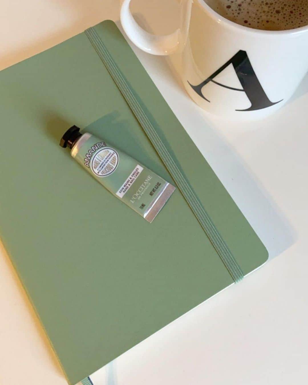 のインスタグラム：「Can you spot our hand cream? 💚 Whether you’re working from home or at the office, stop dry hands caused by winter weather from slowing you down. ✨  #Almond #HandCream #Busy #Green #Working9to5 #LOccitane  Image Credit📸 : little.simple.pieces」