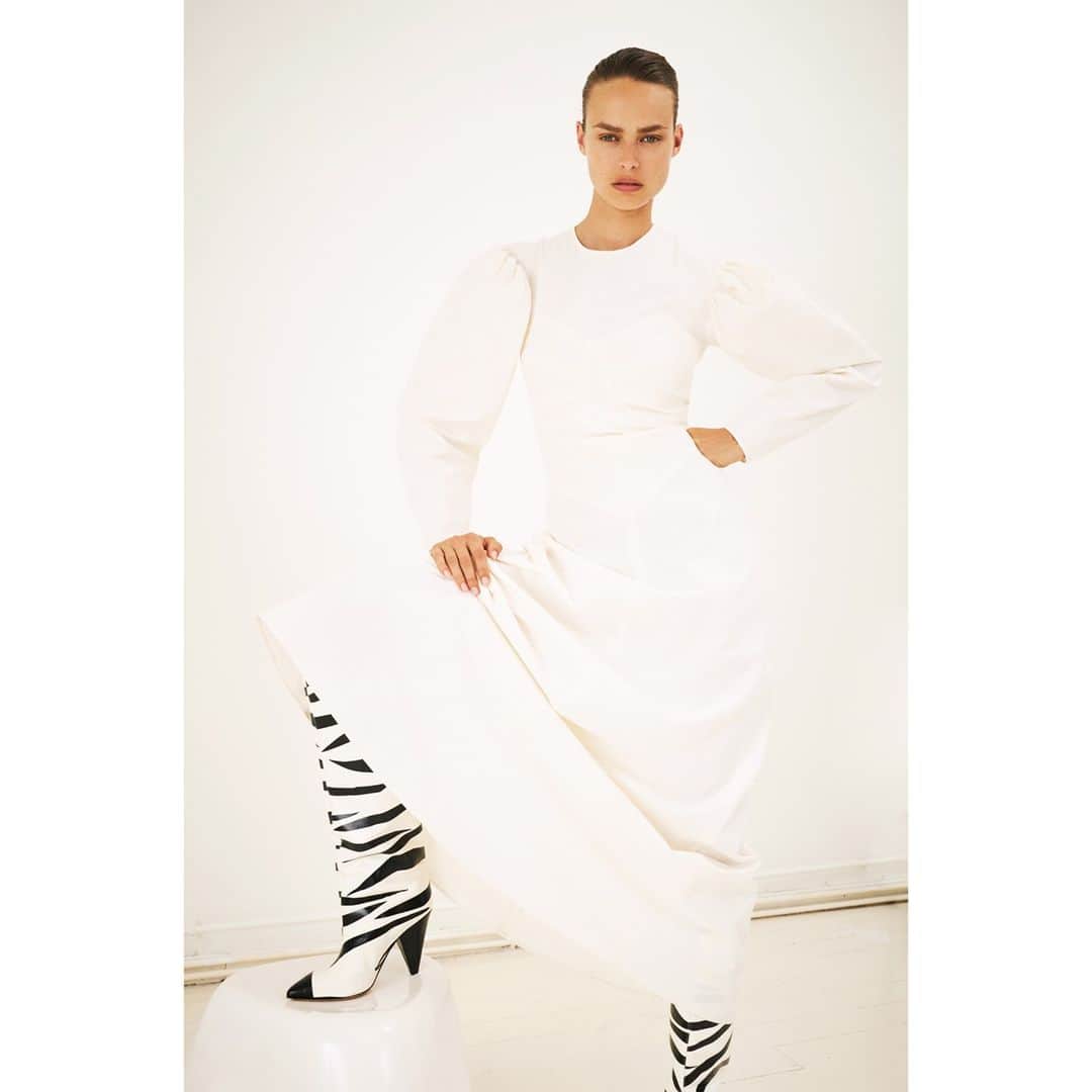 イザベルマランのインスタグラム：「SPRING 21 @birgitkos in Isabel Marant Spring 21 collection wearing the Taylin dress and Larzee boots.  Discover more through the link in our bio.  Photographed by @blackpierreange  #IsabelMarantSS21 #IsabelMarant」