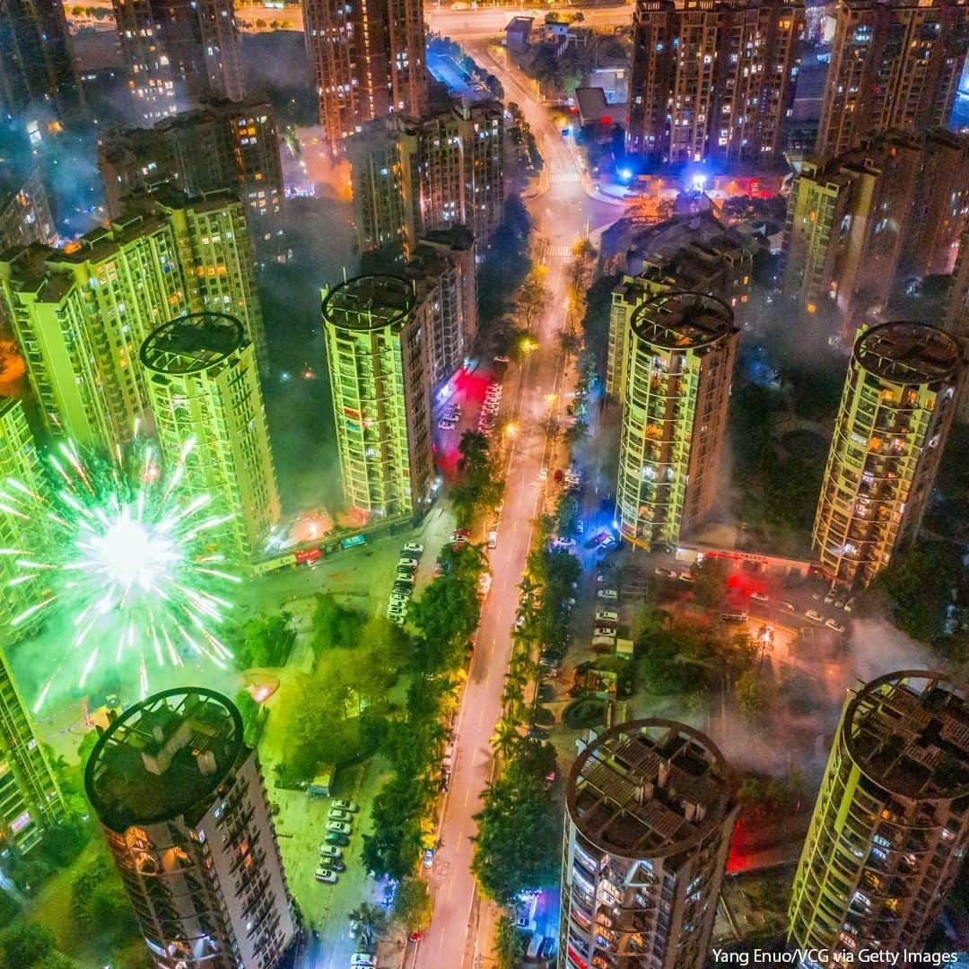 ABC Newsさんのインスタグラム写真 - (ABC NewsInstagram)「Fireworks explode over buildings to celebrate Chinese New Year, the Year of the Ox in Fuzhou, Fujian Province of China.  #fireworks」2月16日 20時00分 - abcnews