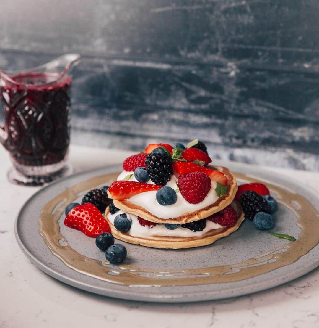 ゾーイ・サグのインスタグラム：「Happy Pancake Day! Search 'pancake' on zoella.com for a ton of recipes and topping inspiration 🥞 😍 What are you having on yours?」