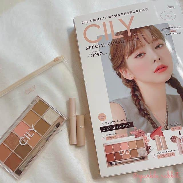 MERY BEAUTYさんのインスタグラム写真 - (MERY BEAUTYInstagram)「.⁣ ブランドブック『CILY』の付録がスゴすぎる！！⁣ .⁣ 韓国のインフルエンサー テリちゃんのブランド『CILY（シリー）』からブランドブックが登場♡⁣ こちらは、テリちゃんから最新の韓国メイクを学べるコスメブランドブックです。⁣ .⁣ なんと！付録として「10色メイクパレット」「リップスティック」「マスカラ」の3つのコスメと全てを入れられる「スライダーポーチ」がついてくるんです。⁣ こんなにお得なスペシャルセットなのに、2,189円でGETできるなんて驚きですよね♪⁣ .⁣ CILY（ @cily_official ）⁣ CILY SPECIAL COSME BOOK ¥2,189（tax in）宝島社⁣ .⁣ photo by @yunchan_xovox @sparkle_rabbit_⁣ .⁣ MERYでは他にも「かわいい」に近づくさまざまな情報を発信しています。⁣ @mery.jp かわいいに近づく情報をたっぷりご紹介！⁣ @mery_spot 話題のカフェやお出かけスポット情報をお届け♡⁣ @_meryshop_ MERYセレクトの可愛いアイテムがたくさん⁣⁣ こちらもぜひチェックしてみてください！⁣ .⁣ #MERY #mery_beauty #kbeauty #눈화장 #아이섀도우 #아이섀도우팔레트 #마스카라 #립스타그램 #김태리 #태리 #코스메틱그램 #화장품추천 #뷰티스타그램 #メリー #コスメ購入品 #コスメ好きさんと繋がりたい #おすすめコスメ #コスメ垢 #置き画 #置き画倶楽部 #cily #テリちゃん #シリー #韓国コスメ #テリ #雑誌付録 #韓国コスメ購入品 #MERY女子 #MERY女子の韓国コスメ事情 #MERY女子の雑誌事情」2月16日 20時01分 - mery.beauty