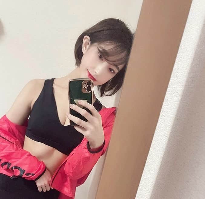 のインスタグラム：「﻿ 学生の時、15年間水泳やってたて話を﻿ たまにすると驚かれる事がある🤣﻿ ﻿ ﻿ 競技は辞めちゃったけど、程よく筋肉はつけて﻿ 女性らしい健康ボディでありたい🧘‍♀️笑﻿ ﻿ ﻿ 心の健康＝体の健康💙🤍﻿ 心身共に健康でいつも笑顔で過ごしたいですねっ🌿﻿ 長年少しずつ勉強してきた事なので﻿ ラジオ生放送でもたまに話したりしてます🙋‍♀️笑﻿ ﻿ ﻿ 春になったらまた泳ぎ始めようかな〜🏊‍♀️﻿ .﻿ .﻿ ﻿ ﻿ ﻿ ﻿ ﻿ ﻿ ﻿ ﻿」