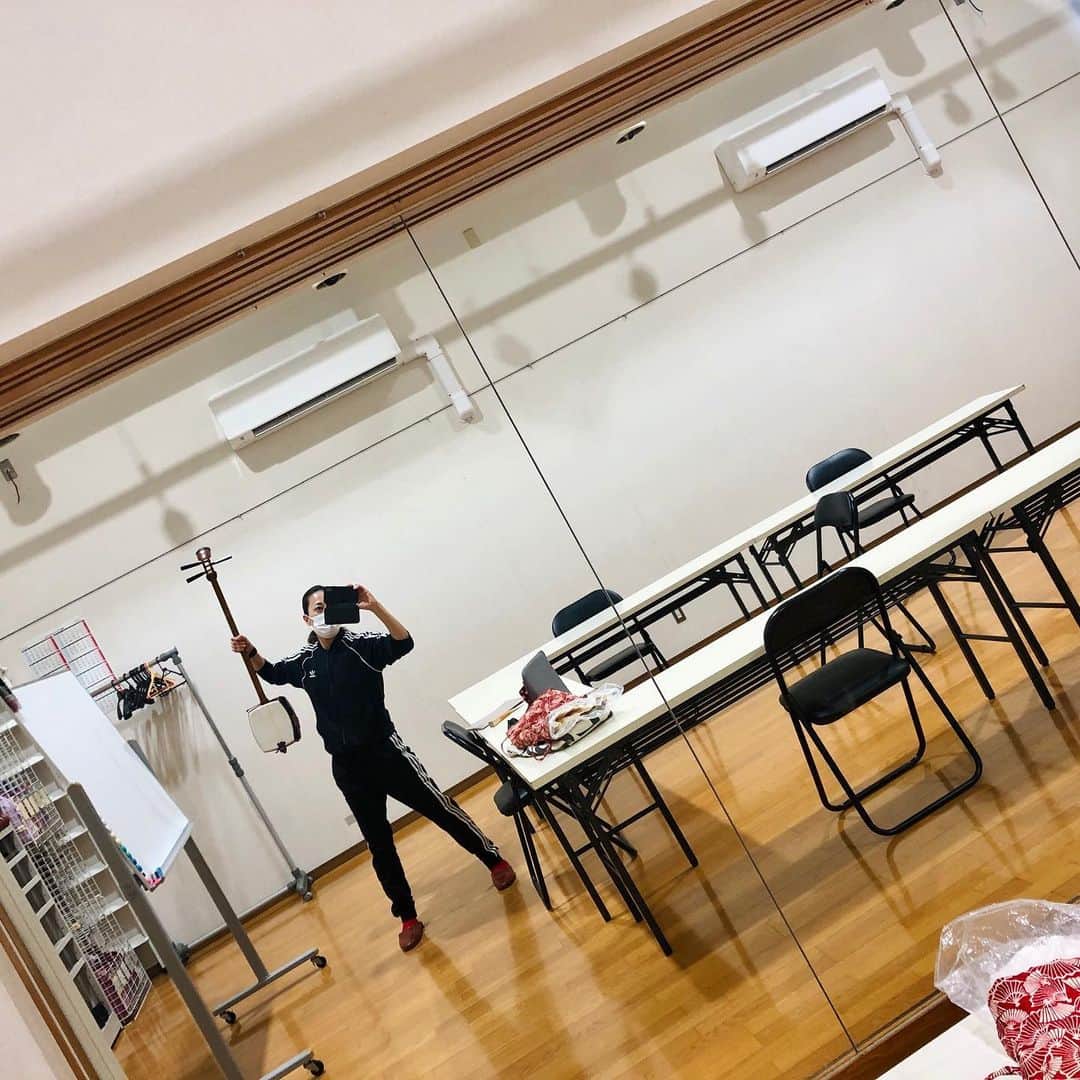 池田有希子のインスタグラム：「午前8時50分、今日からお稽古の『 #秋の色種 』に上下ジャージ気合い充分で取り組むぞー！の図。  『秋の色種』物凄くイヤラシイところにスクイ（アップストローク）が多用されてたりして難しい。「もう！このヘンタイ！」と叫びながら練習してたら詞に「変態ひんぷんたり、神なり又神なり」と出て来て本当にヘンタイでした！怖い！コピーミスでB4の半分サイズのも作っちゃったけど、ふだんの持ち歩き用にしよう。  #shamisen #nagauta #三味線」