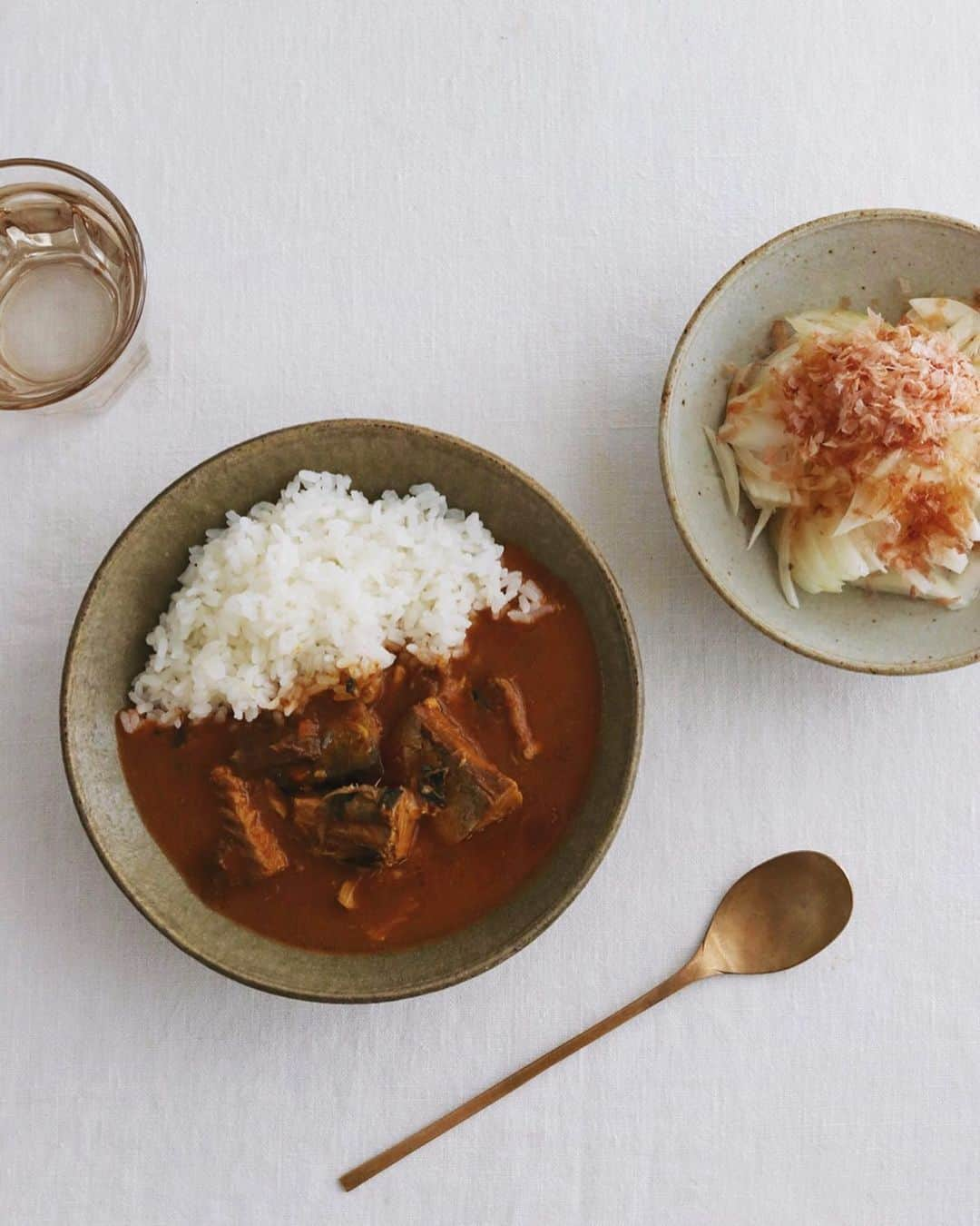 樋口正樹さんのインスタグラム写真 - (樋口正樹Instagram)「saba curry . 今夜はカレーライス。 サバ水煮缶を具材に ささっと簡単カレー、 新玉ねぎサラダつき。 . 今日は自宅の階段で 滑って４段ほど落ち、 ちょい打撲＆擦り傷。 なので今夜は休肝日。 . . #血液サラサラ #カレー #カレーライス #鯖カレー #サバカレー #サバ缶 #鯖の水煮 #鯖缶 #サバ缶レシピ #サバ缶カレー #新玉ねぎサラダ #カレー部 #curry #sabacurry #currygram #🍛」2月16日 20時02分 - higuccini