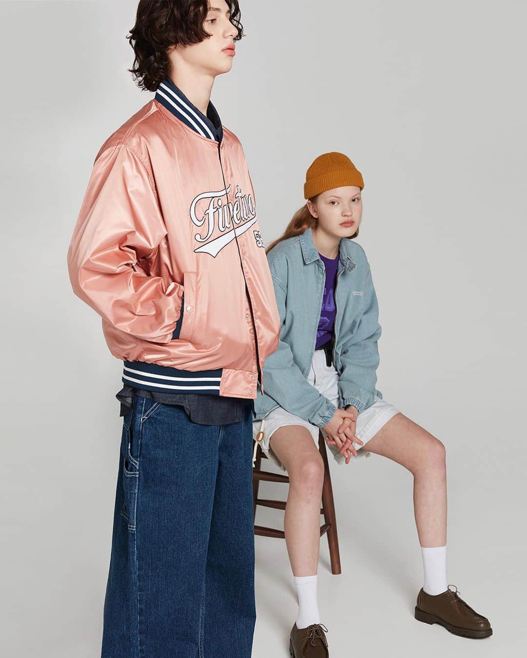 Second Brand Of O!Oiのインスタグラム：「LOOKBOOK✨ 5252 BY O!Oi 21 SPRING   2/15 (MON) - 2/23 (TUE) 무신사 21 SPRING 10% 할인 진행 중!  ✔️무신사 익스클루시브 2021 SIGNATURE SWEATSHIRTS [BLACK] 판매 중!  52-52.co.kr」