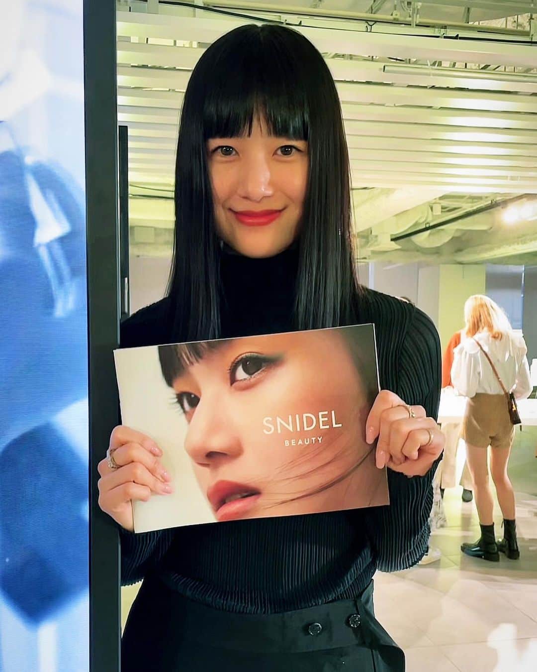 新井貴子のインスタグラム：「Congratulations on your new debut @snidelbeauty❣️✨  ビジュアルを務めさせて頂いた @snidelbeauty のプレゼンテーションに参加して来ました♪ 素敵な時間でした🥰  発売は3/3 (水) からです、お楽しみに！🌸  #SnidelBeauty #スナイデルビューティー」