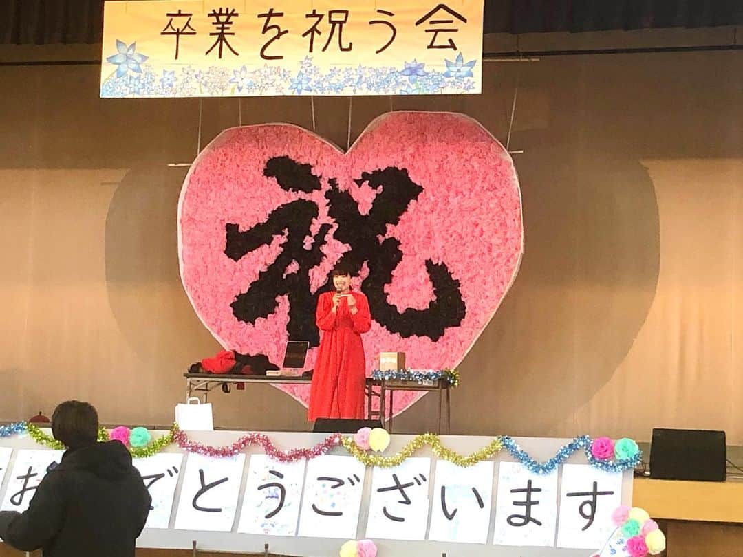 沙羅さんのインスタグラム写真 - (沙羅Instagram)「本日は、愛知県名古屋市にある至学館高等学校の﻿ 「卒業を祝う会」に呼んでいただきました🎓✨﻿ ﻿ 残念ながら主役の３年生のみんなには会えず、自宅からオンラインで見ていただく形でしたが、素晴らしき日に呼んでいただけたこと、めちゃくちゃ嬉しかったです😭﻿ １、２年生の出し物をするみんなと、先生方は体育館にいらして、一緒に静かに盛り上がってくれました☺️﻿ ﻿ 名物先生方、お名前を出させていただき、すみませんでした🙇‍♀️笑　あと軽音楽部の男の子、いっぱい絡んでごめんね😂笑　(ちなみに私も軽音楽部だったよ✌️)﻿ ﻿ コロナの時期でも、こういったイベントや文化祭などは生徒たちの大切な思い出になるものだから、反対されるのも覚悟で、何とか安全に全部やりたい、という思いで1年間取り組んできました。と校長先生が笑顔で話してくださいました。とても素敵な心意気だなぁと思いました✨﻿ ﻿ レスリング、野球、バトンなど、スポーツが盛んな学校で、みんな明るく健やかな生徒さんでした☺️﻿ 生徒会のみんな、手伝ってくれたみんなも本当にありがとう❤️﻿ ﻿ ﻿ リハで体育館に行った瞬間に、﻿ 高校生の頃、未来が不安だった気持ちや、わくわくする気持ち、友達との別れや出会い、先生に怒られたこと、数学８点だったこと、いろんなことを思い出しました。﻿ ﻿ コロナで友達にもなかなか会いづらい世の中だけど、﻿ 出会った友達を大切に、未来へ明るく旅立っていってほしいなぁと、帰り道の富士山を見ながらしみじみ思いました😊🍀﻿ ﻿ 至学館高校のみなさん、﻿ 本当に素敵な時間をありがとうございました🥰❤️﻿ ﻿ そして３年生のみなさん、卒業おめでとう㊗️🥳🎊﻿ ﻿ 🌸🌸🌸🌸🌸🌸🌸🌸🌸🌸🌸🌸🌸🌸🌸🌸」2月16日 20時03分 - sarapika128