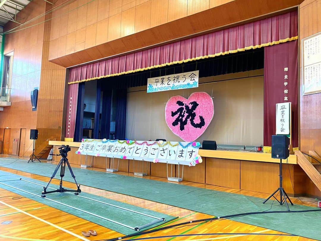 沙羅さんのインスタグラム写真 - (沙羅Instagram)「本日は、愛知県名古屋市にある至学館高等学校の﻿ 「卒業を祝う会」に呼んでいただきました🎓✨﻿ ﻿ 残念ながら主役の３年生のみんなには会えず、自宅からオンラインで見ていただく形でしたが、素晴らしき日に呼んでいただけたこと、めちゃくちゃ嬉しかったです😭﻿ １、２年生の出し物をするみんなと、先生方は体育館にいらして、一緒に静かに盛り上がってくれました☺️﻿ ﻿ 名物先生方、お名前を出させていただき、すみませんでした🙇‍♀️笑　あと軽音楽部の男の子、いっぱい絡んでごめんね😂笑　(ちなみに私も軽音楽部だったよ✌️)﻿ ﻿ コロナの時期でも、こういったイベントや文化祭などは生徒たちの大切な思い出になるものだから、反対されるのも覚悟で、何とか安全に全部やりたい、という思いで1年間取り組んできました。と校長先生が笑顔で話してくださいました。とても素敵な心意気だなぁと思いました✨﻿ ﻿ レスリング、野球、バトンなど、スポーツが盛んな学校で、みんな明るく健やかな生徒さんでした☺️﻿ 生徒会のみんな、手伝ってくれたみんなも本当にありがとう❤️﻿ ﻿ ﻿ リハで体育館に行った瞬間に、﻿ 高校生の頃、未来が不安だった気持ちや、わくわくする気持ち、友達との別れや出会い、先生に怒られたこと、数学８点だったこと、いろんなことを思い出しました。﻿ ﻿ コロナで友達にもなかなか会いづらい世の中だけど、﻿ 出会った友達を大切に、未来へ明るく旅立っていってほしいなぁと、帰り道の富士山を見ながらしみじみ思いました😊🍀﻿ ﻿ 至学館高校のみなさん、﻿ 本当に素敵な時間をありがとうございました🥰❤️﻿ ﻿ そして３年生のみなさん、卒業おめでとう㊗️🥳🎊﻿ ﻿ 🌸🌸🌸🌸🌸🌸🌸🌸🌸🌸🌸🌸🌸🌸🌸🌸」2月16日 20時03分 - sarapika128