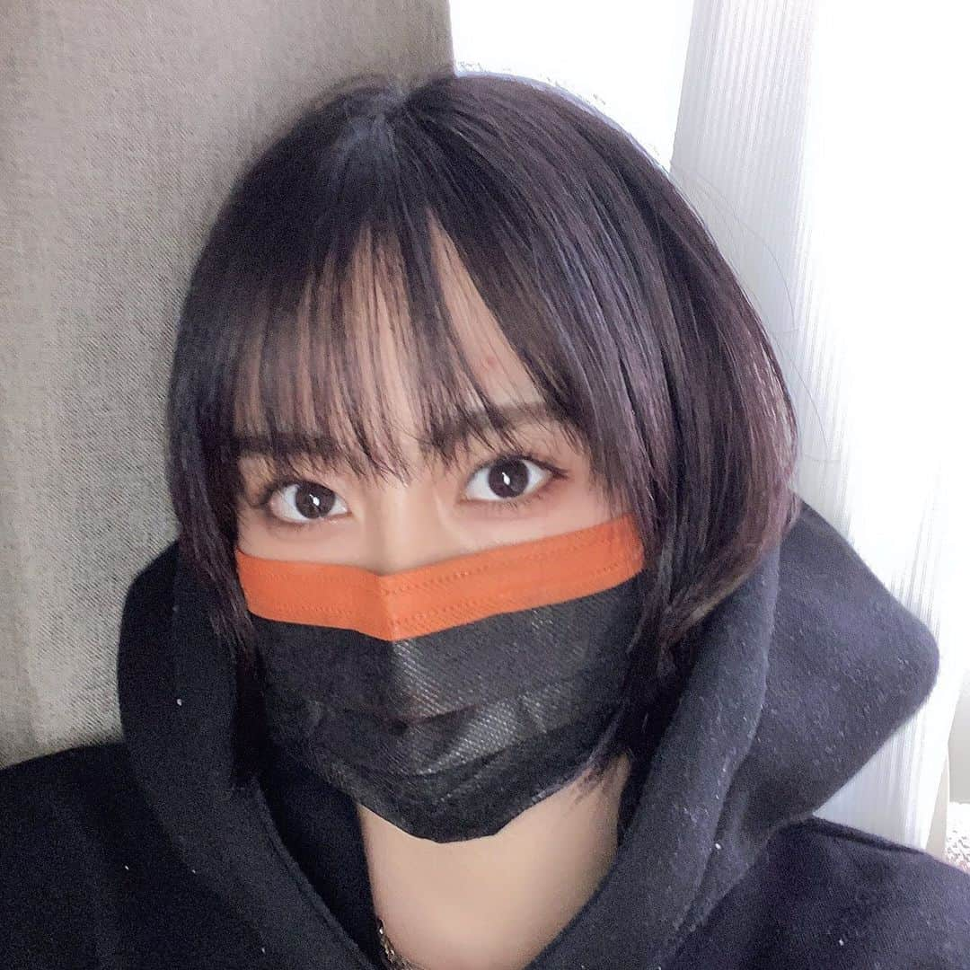 山口るあさんのインスタグラム写真 - (山口るあInstagram)「カラーマスク初めて使ってみました!!  不織布なので使い捨てできて衛生的です🥺肌の感覚も全然良くて、疲れないのが良き😂  公式インスタグラムのプロフィール内リンクから購入可能❤️😍 みなさん是非！ #CSDマスク #MACCESARY #カラーマスク #不織布マスク #マスクコーデ #ファッションコーデ #アクセサリー #CSDMASK #マクセサリー #マスク #使い捨てマスク #コロナ対策 #ootd #ロフト #ショップイン#sponsored @csd_mask_japan #東急ハンズ #Amazon #楽天 #Yahoo #loft #バイカラー」2月16日 20時04分 - ru_chandabe