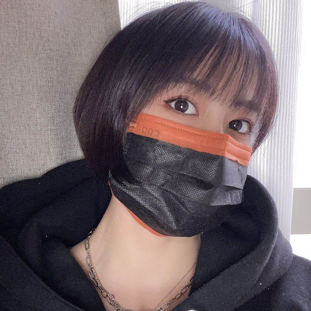 山口るあさんのインスタグラム写真 - (山口るあInstagram)「カラーマスク初めて使ってみました!!  不織布なので使い捨てできて衛生的です🥺肌の感覚も全然良くて、疲れないのが良き😂  公式インスタグラムのプロフィール内リンクから購入可能❤️😍 みなさん是非！ #CSDマスク #MACCESARY #カラーマスク #不織布マスク #マスクコーデ #ファッションコーデ #アクセサリー #CSDMASK #マクセサリー #マスク #使い捨てマスク #コロナ対策 #ootd #ロフト #ショップイン#sponsored @csd_mask_japan #東急ハンズ #Amazon #楽天 #Yahoo #loft #バイカラー」2月16日 20時04分 - ru_chandabe