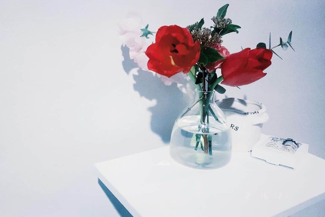 Ryokoのインスタグラム：「玄関にもお花を飾り始める女」