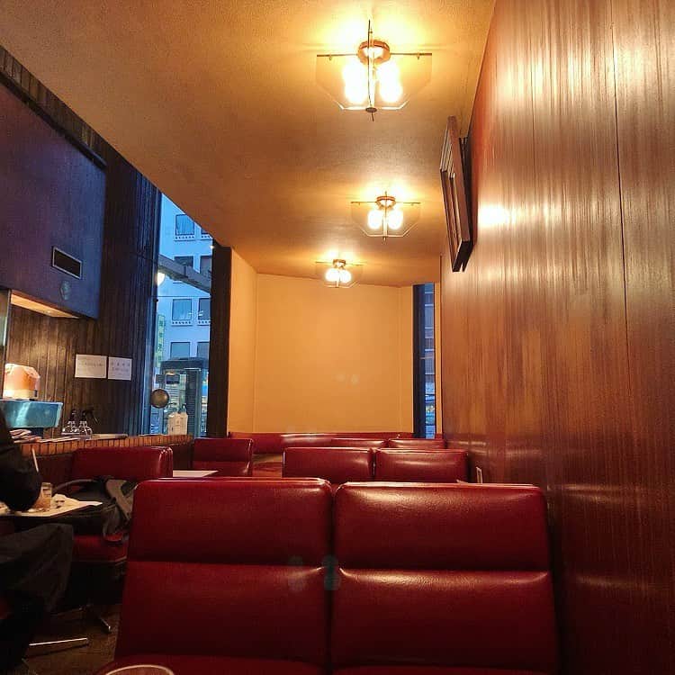 海下真夕さんのインスタグラム写真 - (海下真夕Instagram)「. 赤い皮の椅子、白いテーブル、レトロな照明、 灰皿の中のコーヒーかす。（🚬吸わないけど） お店のロゴデザイン。ピンクの電話。 タイプすぎる🥰✨ 建造物としてもとてもカッコよくて😎 次は2階の席に座りたい。。 近くにあったら仕事帰りに毎日寄りたい…🥺😩💓  #ロン  #lawn #喫茶店 #四ツ谷 #珈琲 #ひとりカフェ #建築 #モダニズム建築 #高橋靗一」2月16日 20時05分 - kaigeworld