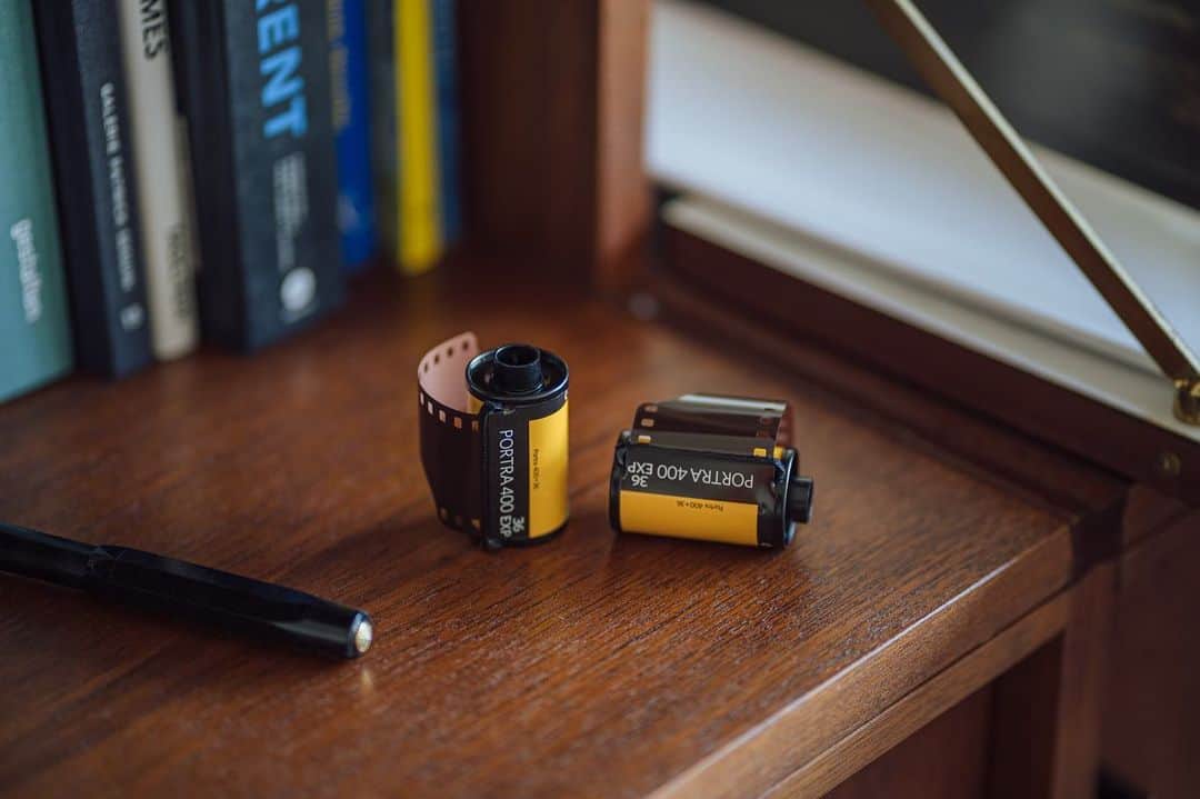Nanaのインスタグラム：「【お知らせ】 今日からKodakで新しい企画がスタート！皆さんのお気に入りのフィルムとカメラを写真投稿とともに教えてください📷 私が愛用しているフィルムは#portra400 カメラは祖父の形見であるNikonのF3をずっと使っています◎ この組み合わせで撮った写真が3枚目のもの。  是非皆さんも #KodakCameraPhoto と @kodakprofessional_jp のタグをつけて投稿してみてくださいね！  (詳細は公式アカウントをチェックしてください🙏)」