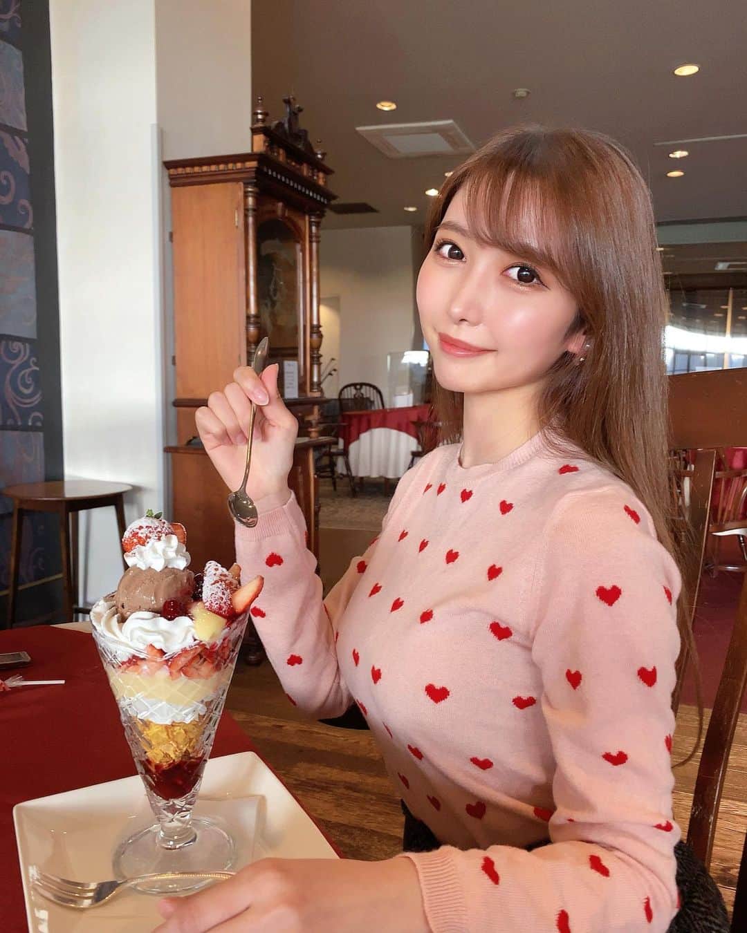 のインスタグラム：「. またも、ラウンド後のデザート🍨❤️笑 . この日はパフェを🍓💕 美味しくってすぐにぺろり😋 ゴルフ場のデザート何があるかな〜と考えるのも楽しみのひとつになりました🥺 . #ゴルフ女子#ゴルフ初心者#ゴルフ#成田ゴルフ倶楽部#レッドバレンティノ#デザート#パフェ#golf#parfait #dessert#sweets#redvalentino」