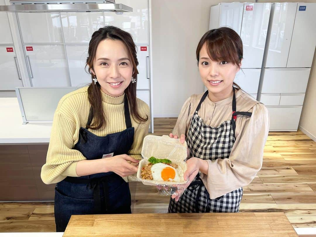 若林翔子さんのインスタグラム写真 - (若林翔子Instagram)「. . YouTube「料理と暮らす」 今回はマキ先生😚  相変わらず、簡単で美味しいメニュー教えてもらいました‼️ 持ってるのはガパオライス😙 お家でこの味が出せるのは感激ｰｰｰ！  もーね、 ほんとにみんなに食べてもらいたい😫‼️ この美味しさを知ってもらいたいですー‼️  また毎週金曜に更新になるのでみてくださいね♡ プロフィールのページのリンクから飛べます👍  #YouTube #料理と暮らす #cookinglove #料理番組　#料理教室　#ガパオライス　#タイ料理 #高橋真希　先生 #若林翔子 #料理好き　#でも　 #パプリカ千切りねと言われたのに2回連続で角切りにしてしまいました #それも笑顔で許してくれるあったかいスタッフさんとマキ先生 #好き」2月16日 20時08分 - shokowakabayashi1685