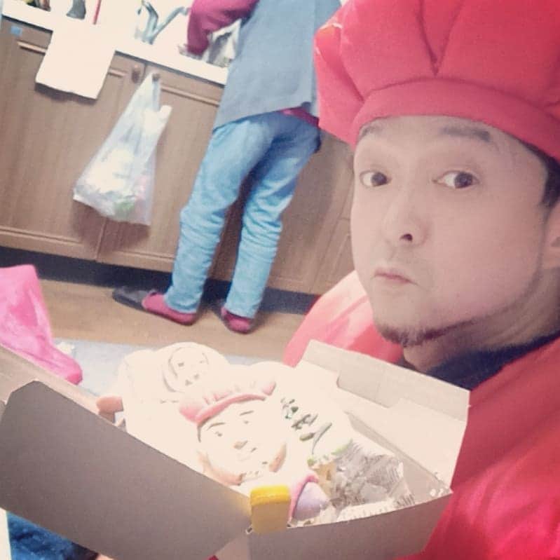 松本隆博のインスタグラム：「。 道の途中のみんなが祝ってくれた 還暦ケーキ、半分だけどオカンに 喰って欲しいので持参した。 とっても美味しくてオカンも大喜び で、、｢賞味期限？カンケーない｣ とクッキー部分の半分を小分けにして 冷凍するとの事です(^_^)(^-^)。  松本隆博メジャーデビューの 記念すべき楽曲 ｢お母ちゃんの言うとおり｣ そのままです♪♪  賞味期限はちょっと位ええがな 貧乏でも笑とけ、笑とけ : お母ちゃんの言うとおり~ ららら、らーらら、らーら (^^♪」