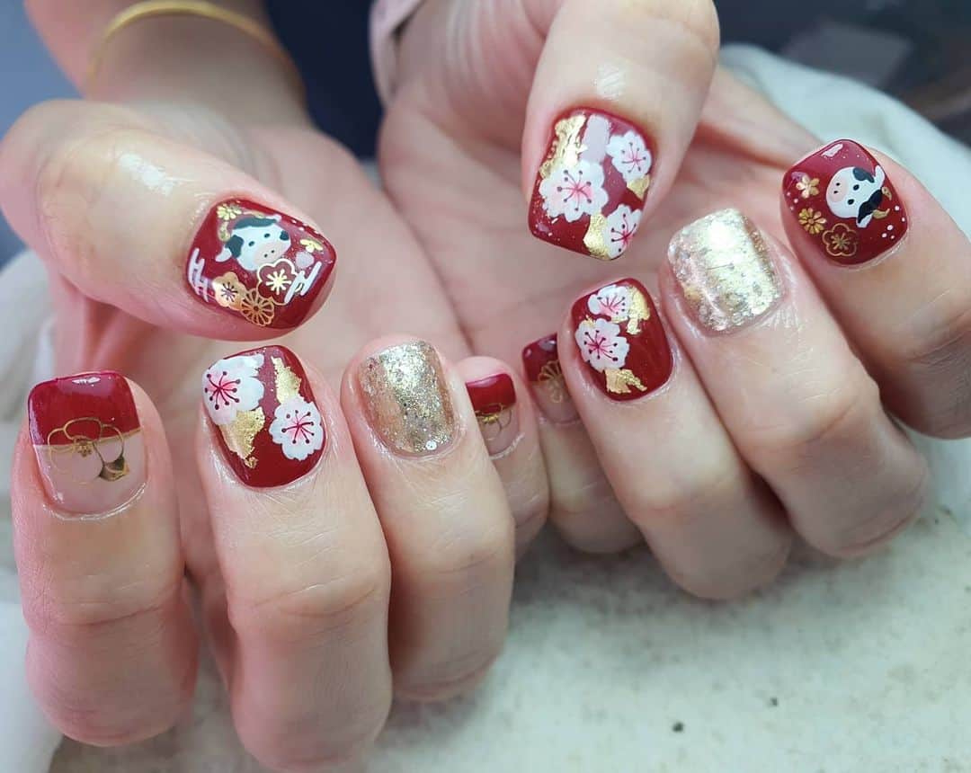 Yingのインスタグラム：「I used PREGEL Tulle Grege,  PREMDOLL B78 and B10. Also used PREGEL Art Liner gels and Kimagure Liquid Metal in Gold for the art details. Gold stickers are @tsumekira SG-HWG-101!  Items can be purchased at @nailwonderlandsg 🤗 . . . 🛒 www.nailwonderland.com⁣⁣ 📍20A Penhas Road, Singapore 208184⁣⁣ (5 minutes walk from Lavender MRT)⁣⁣ .  I am currently only able to take bookings from my existing pool of customers. If I have slots available for new customers, I will post them on my IG stories. Thank you to everyone who likes my work 🙏 if you need your nails done, please consider booking other artists at @thenailartelier instead ❤  #ネイルデザイン  #ネイルアート #ネイル #ジェルネイル #nailart #네일아트 #pregel #プリジェル #nails #gelnails #sgnails」
