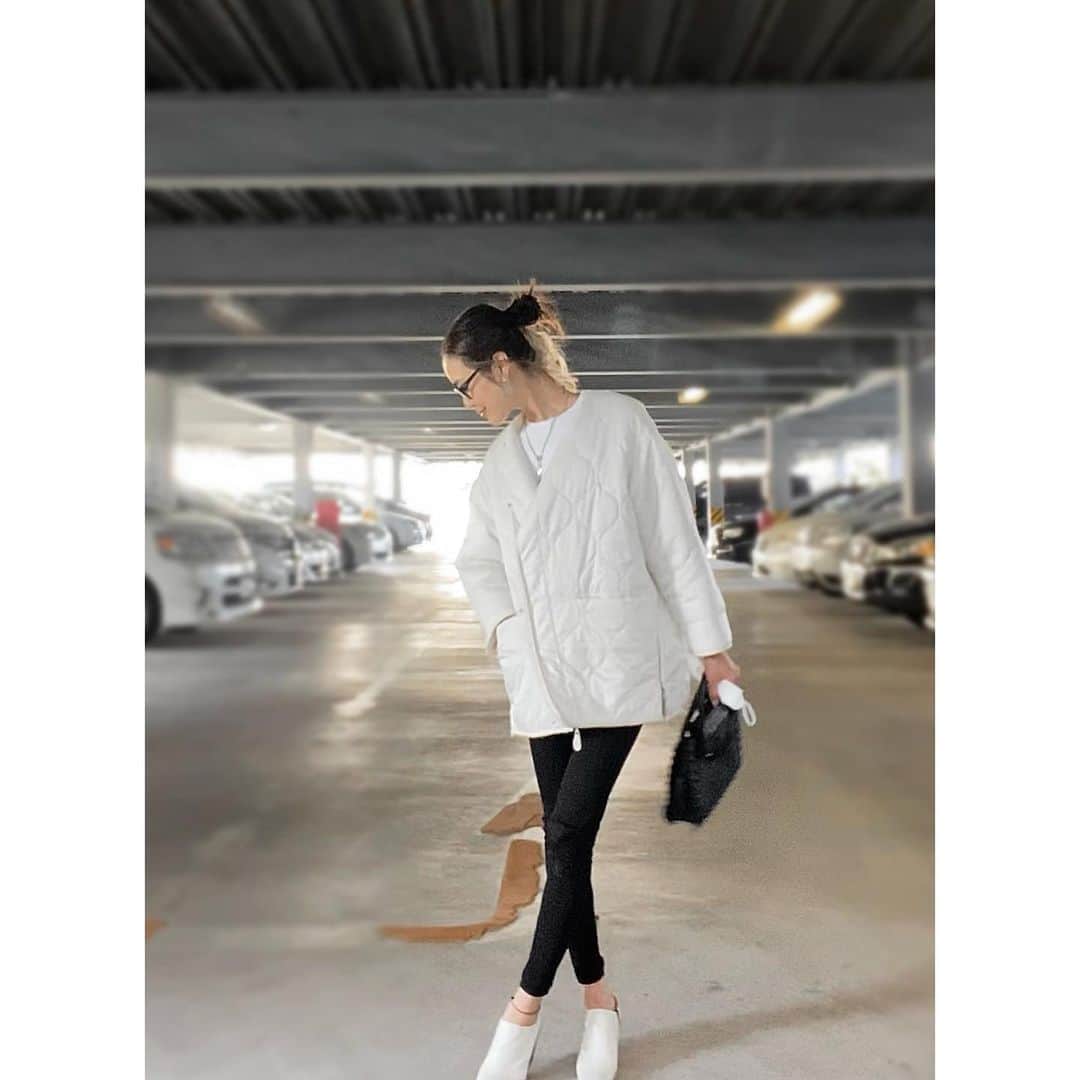 小林有里さんのインスタグラム写真 - (小林有里Instagram)「♡ 白のキルティングに 白の靴。 . . この日は白の勝利🏅 . . . 四角くて白くて歩きやすい。 好きが詰まっております。 . このお靴。 . . . #fashion#kobafashion #simple#monotone #大人カジュアル」2月16日 20時13分 - lilyshandmade