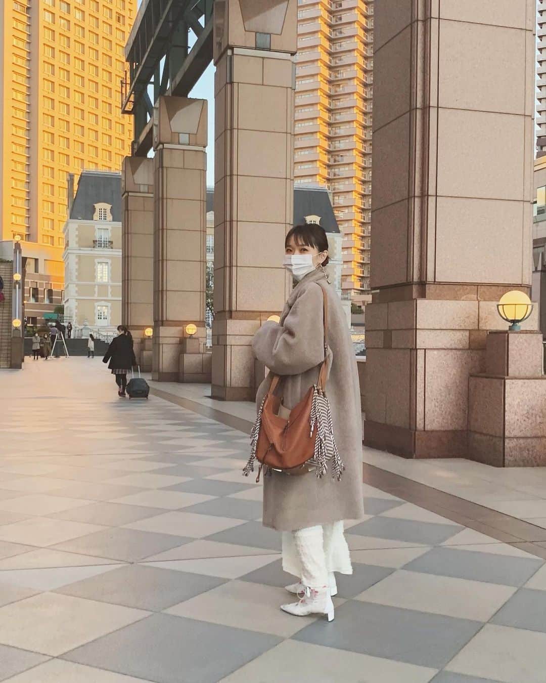 佐々木千紘のインスタグラム：「ついに私も33歳に❤︎大変な世の中ではありますが、日々少しずつ成長はできているかな？🤔とは思います(本当にまだまだではありますが、、、🙏🏻)🌙💘ちなみに結婚をして4年🌸5年目に入りました🙆‍♀️🙇‍♀️✨去年はサロンもオープンすることができ、旦那さんにも感謝です🙇‍♀️🙏🏻✨今日は早めの時間に結婚式をしたロブションにて結婚式ぶりにご飯をたべてきました🍽💕接客やら料理のクオリティやら本当に勉強になります💕💛👏🏻ありがとうございました🙇‍♀️✨  .  実家とおばあちゃんからも午前中便で、煮しめや松茸ごはんが届いたので、明日の朝から食べようと思います🙏🏻✨✨  .  皆様、明日からもよろしくお願い致します🙇‍♀️❤︎💞明日はまだ所々に空きがございますが、連絡待ちの方が数名おりますので、埋まりが早いかもしれません🙏🏻よろしくお願い致します🌸🌸🌸  .  #恵比寿#ジョエルロブション」